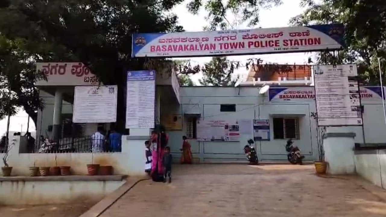 ಬೀದರ್: ಹೈವೇನಲ್ಲಿ ಸಿನಿಮೀಯ ಶೈಲಿಯಲ್ಲಿ ದರೋಡೆ; 23 ಲಕ್ಷ ರೂ ಮೌಲ್ಯದ ಚಿನ್ನಾಭರಣ ಲೂಟಿ ಬೀದರ್: ಹೈವೇನಲ್ಲಿ ಸಿನಿಮೀಯ ಶೈಲಿಯಲ್ಲಿ ದರೋಡೆ; 23 ಲಕ್ಷ ರೂ ಮೌಲ್ಯದ ಚಿನ್ನಾಭರಣ ಲೂಟಿ