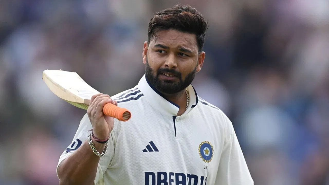 ಟೀಮ್ ಇಂಡಿಯಾದ ವಿಕೆಟ್ ಕೀಪರ್ ಬ್ಯಾಟರ್ ರಿಷಭ್ ಪಂತ್ (Rishabh Pant) ಕಂಬ್ಯಾಕ್ ಪಂದ್ಯದಲ್ಲೇ ಅಬ್ಬರಿಸಿದ್ದಾರೆ. ಸೌತ್ ಆಫ್ರಿಕಾ ಎ ವಿರುದ್ಧದ ಪಂದ್ಯದಲ್ಲಿ ಭಾರತ ಎ ತಂಡದ ನಾಯಕನಾಗಿ ಕಣಕ್ಕಿಳಿದಿರುವ ಪಂತ್ ಆಕರ್ಷಕ ಅರ್ಧಶತಕ ಸಿಡಿಸಿ ಮಿಂಚಿದ್ದಾರೆ.