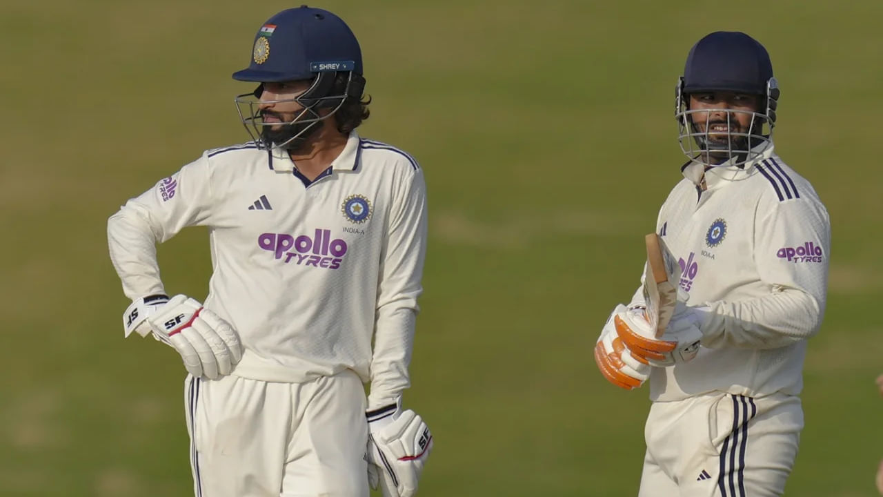 ಅಂತಿಮ ಹಂತದಲ್ಲಿ ಅನ್ಶುಲ್ ಕಂಬೋಜ್ ಬಾರಿಸಿದ 37 ರನ್​ಗಳ ನೆರವಿನೊಂದಿಗೆ ಟೀಮ್ ಇಂಡಿಯಾ 277 ರನ್​ಗಳ ಗುರಿ ತಲುಪಿತು. ಈ ಮೂಲಕ ಸೌತ್ ಆಫ್ರಿಕಾ ಎ ವಿರುದ್ಧದ ಮೊದಲ ಟೆಸ್ಟ್ ಪಂದ್ಯದಲ್ಲಿ ಭಾರತ ತಂಡವು 3 ವಿಕೆಟ್​ಗಳ ರೋಚಕ ಜಯ ಸಾಧಿಸಿದೆ.