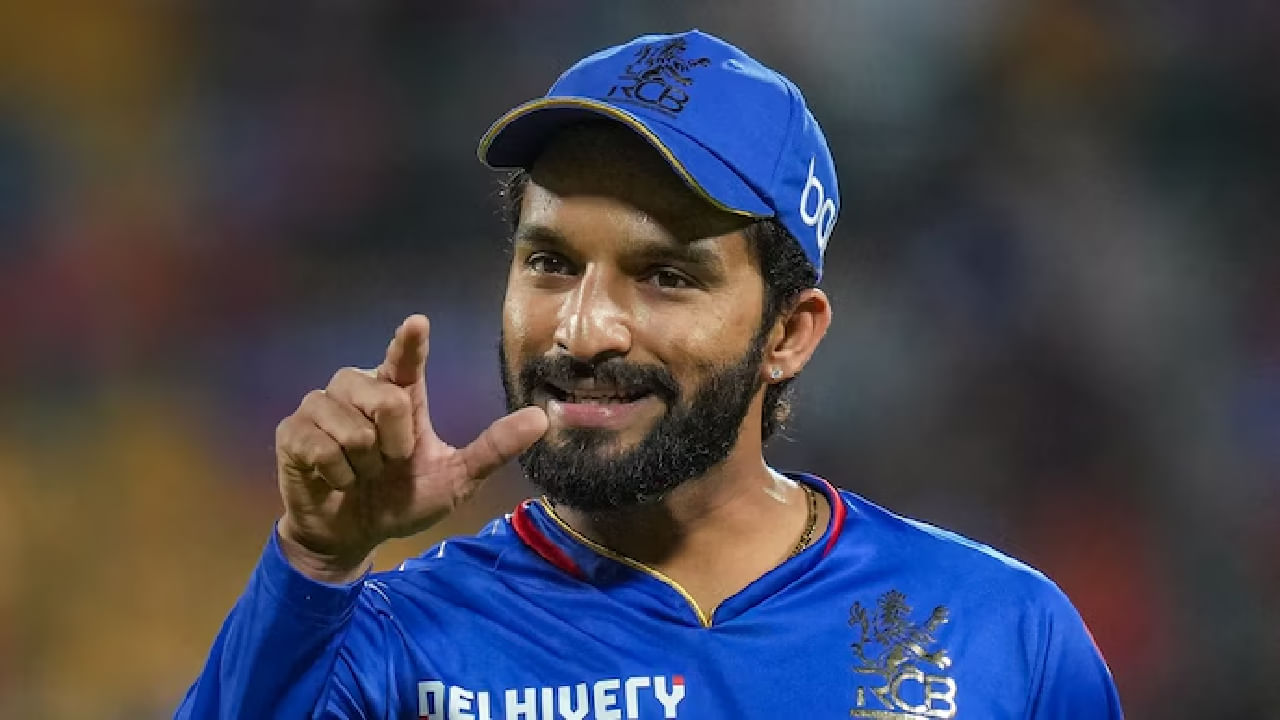 ರಾಯಲ್ ಚಾಲೆಂಜರ್ಸ್ ಬೆಂಗಳೂರು ತಂಡದ ನಾಯಕ ರಜತ್ ಪಾಟಿದಾರ್ (Rajat Patidar) 4 ತಿಂಗಳುಗಳ ಕಾಲ ಮೈದಾನದಿಂದ ಹೊರಗುಳಿಯಲಿದ್ದಾರೆ. ಸೌತ್ ಆಫ್ರಿಕಾ ಎ ವಿರುದ್ಧದ ಮೊದ ಟೆಸ್ಟ್ ಪಂದ್ಯದಲ್ಲಿ ಭಾರತ ಎ ಪರ ಕಣಕ್ಕಿಳಿದಿದ್ದ ಪಾಟಿದಾರ್ ಗಂಭೀರವಾಗಿ ಗಾಯಗೊಂಡಿದ್ದರು.