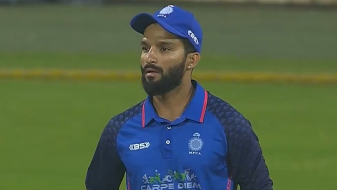 ಇನ್ನು ಡಿಸೆಂಬರ್ನಲ್ಲಿ ಪ್ರಾರಂಭವಾಗಲಿರುವ ವಿಜಯ ಹಝಾರೆ ಟೂರ್ನಿಗೂ ರಜತ್ ಪಾಟಿದಾರ್ ಅಲಭ್ಯರಾಗಲಿದ್ದಾರೆ. ಹೀಗಾಗಿ ಮೂರು ತಂಡಗಳಿಗೂ ಮಧ್ಯ ಪ್ರದೇಶ್ ಕ್ರಿಕೆಟ್ ಬೋರ್ಡ್ ಆಯ್ಕೆ ಸಮಿತಿ ಹೊಸ ನಾಯಕನನ್ನು ಸೆಲೆಕ್ಟ್ ಮಾಡಬೇಕಿದೆ. ಇದಕ್ಕೂ ಮುನ್ನ ಮೂರು ಸ್ವರೂಪಗಳಲ್ಲೂ ಮಧ್ಯ ಪ್ರದೇಶ್ ತಂಡವನ್ನು ರಜತ್ ಪಾಟಿದಾರ್ ಮುನ್ನಡೆಸುತ್ತಿದ್ದರು.