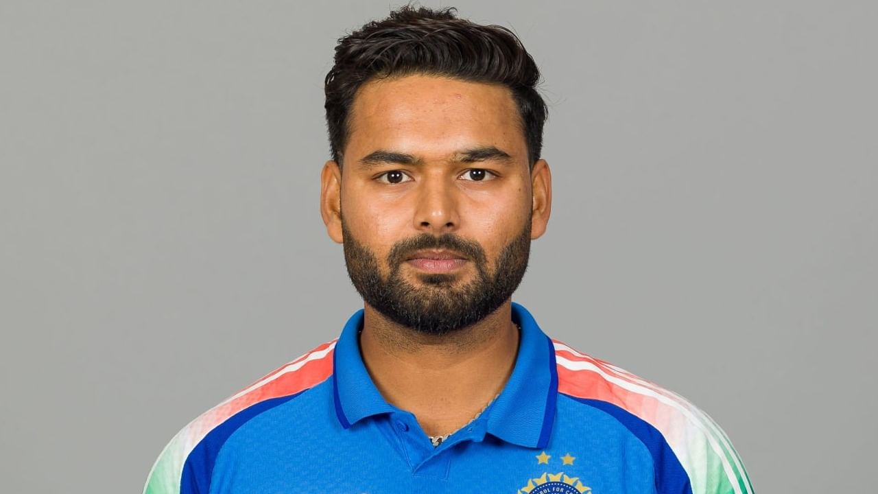 ಇನ್ನು ಉಪನಾಯಕನಾಗಿ ರಿಷಭ್ ಪಂತ್ ಕಾಣಿಸಿಕೊಳ್ಳಬಹುದು. ಏಕೆಂದರೆ ಆಸ್ಟ್ರೇಲಿಯಾ ವಿರುದ್ಧದ ಸರಣಿ ವೇಳೆ ಭಾರತ ತಂಡದ ವೈಸ್ ಕ್ಯಾಪ್ಟನ್ ಶ್ರೇಯಸ್ ಅಯ್ಯರ್ ಗಾಯಗೊಂಡಿದ್ದರು. ಈ ಗಾಯದ ಕಾರಣ ಅವರು ಸೌತ್ ಆಫ್ರಿಕಾ ವಿರುದ್ಧದ ಸರಣಿಯಿಂದಲೂ ಹೊರಗುಳಿಯುವ ಸಾಧ್ಯತೆಯಿದೆ. ಹೀಗಾಗಿ ವೈಸ್ ಕ್ಯಾಪ್ಟನ್ ಸ್ಥಾನದಲ್ಲಿ ಪಂತ್ ಕಾಣಿಸಿಕೊಳ್ಳುವ ಸಾಧ್ಯತೆ ಹೆಚ್ಚಿದೆ.