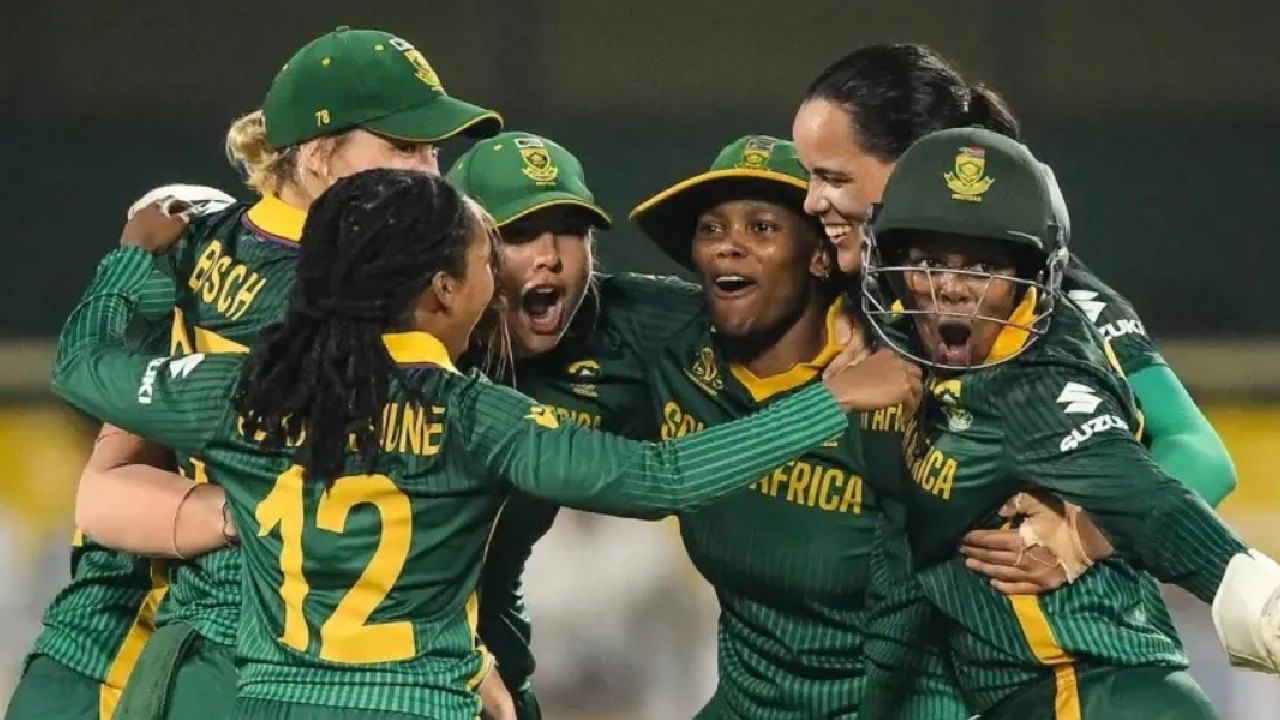 ಸೌತ್ ಆಫ್ರಿಕಾ ಏಕದಿನ ತಂಡ: ಲಾರಾ ವೊಲ್ವಾರ್ಡ್ಟ್ (ನಾಯಕಿ), ತಜ್ಮಿನ್ ಬ್ರಿಟ್ಸ್, ಅನ್ನೆಕೆ ಬಾಷ್, ಸುನೆ ಲೂಸ್, ಮರಿಝನ್ನೆ ಕಪ್, ಸಿನಾಲೊ ಜಾಫ್ತಾ (ವಿಕೆಟ್ ಕೀಪರ್), ಆನ್ನೆರಿ ಡೆರ್ಕ್‌ಸೆನ್, ಕ್ಲೋಯ್ ಟ್ರಯಾನ್, ನಾಡಿನ್ ಡಿ ಕ್ಲರ್ಕ್, ಅಯಾಬೊಂಗಾ ಖಾಕಾ, ನಾನ್‌ಕುಲುಲೆಕೊ ಮ್ಲಾಬಾ, ಮಸಾಬಟಾ ಸೆಗಾಸೊ, ಟುಮಿ ಸೆಖುಖುನ್ನೆ, ನೊಂಡುಮಿಸೊ ಶನ್ಗ್ಸೆ, ಕರಬೊ ಮೆಸೊ.
