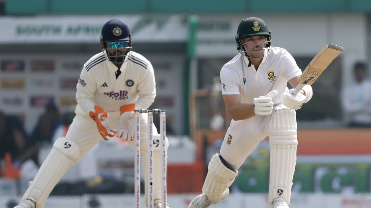 ಭಾರತ ಮತ್ತು ದಕ್ಷಿಣ ಆಫ್ರಿಕಾ ನಡುವಿನ ಎರಡು ಟೆಸ್ಟ್ ಪಂದ್ಯಗಳ ಸರಣಿಯ ಮೊದಲ ಪಂದ್ಯ ಕೋಲ್ಕತ್ತಾದ ಈಡನ್ ಗಾರ್ಡನ್ಸ್‌ನಲ್ಲಿ ನಡೆಯುತ್ತಿದೆ. ಈ ಪಂದ್ಯದಲ್ಲಿ ತೆಂಬಾ ಬವುಮಾ ಟಾಸ್ ಗೆದ್ದು ಮೊದಲು ಬ್ಯಾಟಿಂಗ್ ಆಯ್ಕೆ ಮಾಡಿಕೊಂಡರು. ಅದರಂತೆ ಐಡೆನ್ ಮಾರ್ಕ್ರಾಮ್ ಮತ್ತು ರಯಾನ್ ರಿಕಲ್ಟನ್ ಅವರ ಆರಂಭಿಕ ಜೋಡಿ ದಕ್ಷಿಣ ಆಫ್ರಿಕಾಕ್ಕೆ ಉತ್ತಮ ಆರಂಭವನ್ನು ನೀಡಿತು.