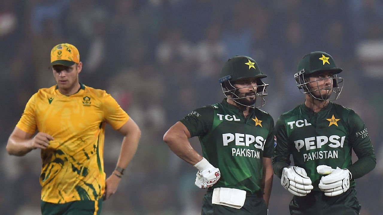 111 ರನ್​ಗಳ ಸುಲಭ ಗುರಿ ಬೆನ್ನತ್ತಿದ ಪಾಕಿಸ್ತಾನ್ ತಂಡಕ್ಕೆ ಸಾಹಿಬ್​ಝಾದ ಫರ್ಹಾನ್ ಹಾಗೂ ಸೈಮ್ ಅಯ್ಯೂಬ್ ಸಿಡಿಲಬ್ಬರದ ಆರಂಭ ಒದಗಿಸಿದ್ದರು. ಅದರಲ್ಲೂ ವಿಸ್ಫೋಟಕ ಬ್ಯಾಟಿಂಗ್ ಪ್ರದರ್ಶಿಸಿದ ಸೈಮ್ ಅಯ್ಯೂಬ್ ಆಫ್ರಿಕಾ ಬೌಲರ್​ಗಳನ್ನು ಮನಸೋ ಇಚ್ಛೆ ದಂಡಿಸಿದರು.