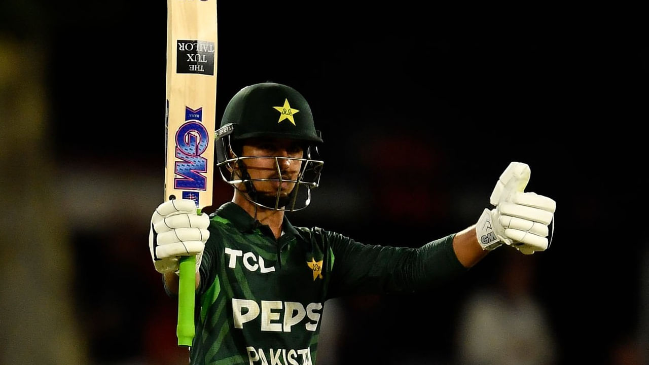 ಆರಂಭದಿಂದಲೇ ಹೊಡಿಬಡಿ ಬ್ಯಾಟಿಂಗ್​ಗೆ ಒತ್ತು ನೀಡಿದ್ದ ಸೈಮ್ ಅಯ್ಯೂಬ್ ಮೈದಾನದ ಮೂಲೆ ಮೂಲೆಗೂ ಸಿಕ್ಸ್​-ಫೋರ್​ಗಳ ಸುರಿಮಳೆಗೈದರು. ಈ ಮೂಲಕ ಕೇವಲ 38 ಎಸೆತಗಳಲ್ಲಿ 5 ಭರ್ಜರಿ ಸಿಕ್ಸ್ ಹಾಗೂ 6 ಫೋರ್​ಗಳೊಂದಿಗೆ ಅಜೇಯ 71 ರನ್ ಬಾರಿಸಿದರು. 