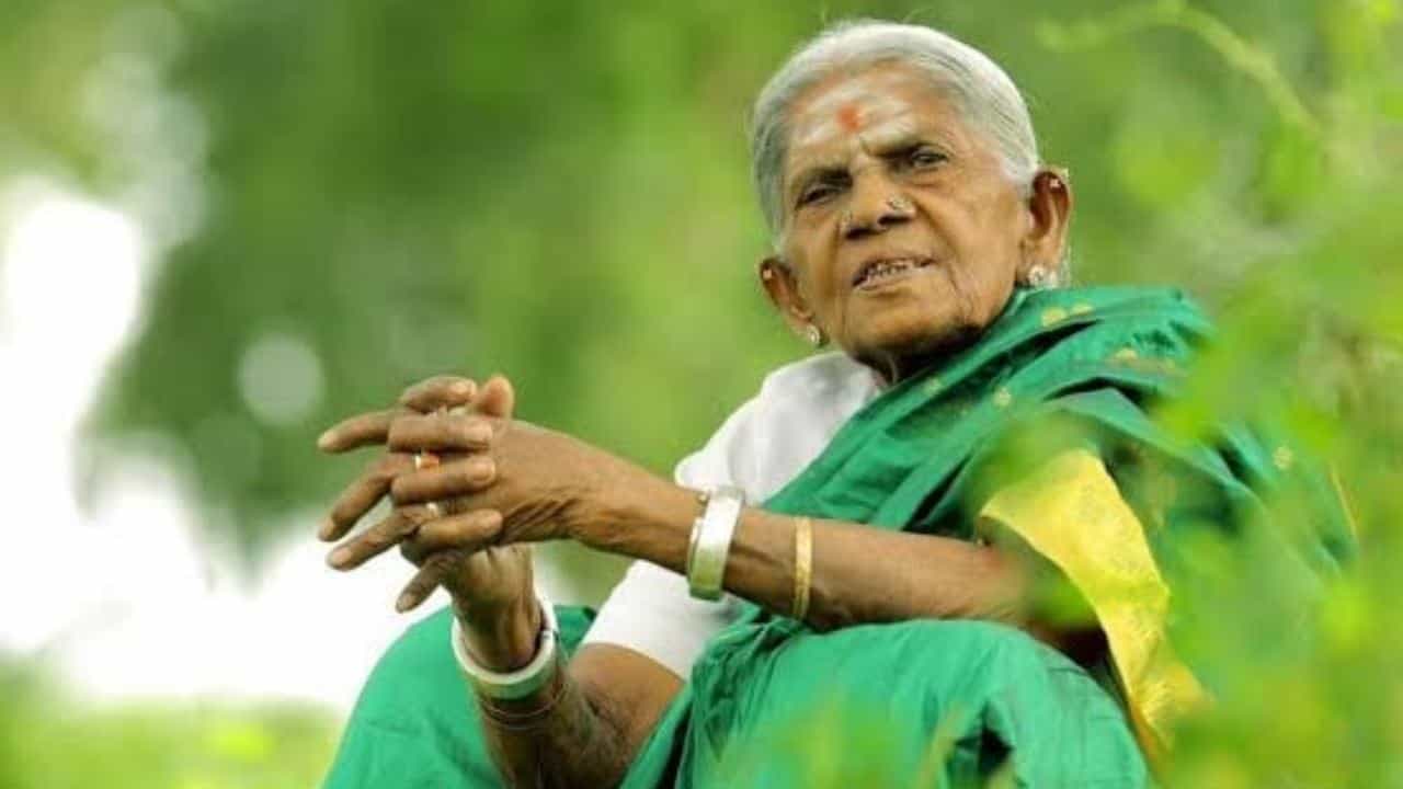 ಸಾಲುಮರದ ತಿಮ್ಮಕ್ಕನವರು 1911 ರ ಜೂನ್ 30 ರಂದು ಆಗಿನ ಮೈಸೂರು ಸಂಸ್ಥಾನದ (ಈಗಿನ ತುಮಕೂರು) ಗುಬ್ಬಿ ತಾಲ್ಲೂಕಿನಲ್ಲಿ ಬಡ ಕುಟುಂಬದಲ್ಲಿ ಜನಿಸಿದರು. ಸಾಲುಮರದ ತಿಮ್ಮಕ್ಕ ಎಂದೇ ಖ್ಯಾತರಾಗಿರುವ ಇವರು ತಮ್ಮ ಜೀವನದುದ್ದಕ್ಕೂ ಪರಿಸರ ಸಂರಕ್ಷಣೆಗೆ ಅಪಾರ ಕೊಡುಗೆ ನೀಡಿದ್ದಾರೆ. ಅಕ್ಷರ ಜ್ಞಾನವಿಲ್ಲದಿದ್ದರೂ, ಗಿಡಗಳನ್ನು ನೆಟ್ಟು ಪೋಷಿಸುವ ಮೂಲಕ ಇಡೀ ಜಗತ್ತಿಗೆ ಮಾದರಿಯಾಗಿದ್ದಾರೆ. ಮಕ್ಕಳಿಲ್ಲದ ಕೊರಗನ್ನು ಮರೆತು, ಮರಗಳನ್ನೇ ತಮ್ಮ ಮಕ್ಕಳೆಂದು ಭಾವಿಸಿ, ತಾಯಿಯ ವಾತ್ಸಲ್ಯದಿಂದ ಬೆಳೆಸಿದ್ದಾರೆ.