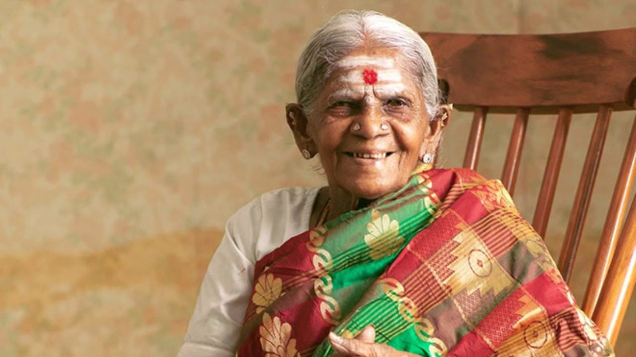 ಪದ್ಮಶ್ರೀ ಪುರಸ್ಕೃತೆ ಸಾಲುಮರದ ತಿಮ್ಮಕ್ಕ(114)ಬೆಂಗಳೂರಿನ ಜಯನಗರ ಖಾಸಗಿ ಆಸ್ಪತ್ರೆಯಲ್ಲಿ ವಿಧಿವಶರಾಗಿದ್ದಾರೆ. ಉಸಿರಾಟದ ಸಮಸ್ಯೆಯಿಂದ ಆಸ್ಪತ್ರೆಗೆ ದಾಖಲಾಗಿದ್ದ ತಿಮ್ಮಕ್ಕ ಚಿಕಿತ್ಸೆ ಫಲಕಾರಿಯಾಗದೆ ಆಸ್ಪತ್ರೆಯಲ್ಲಿ ಕೊನೆಯುಸಿರೆಳೆದಿದ್ದಾರೆ.
