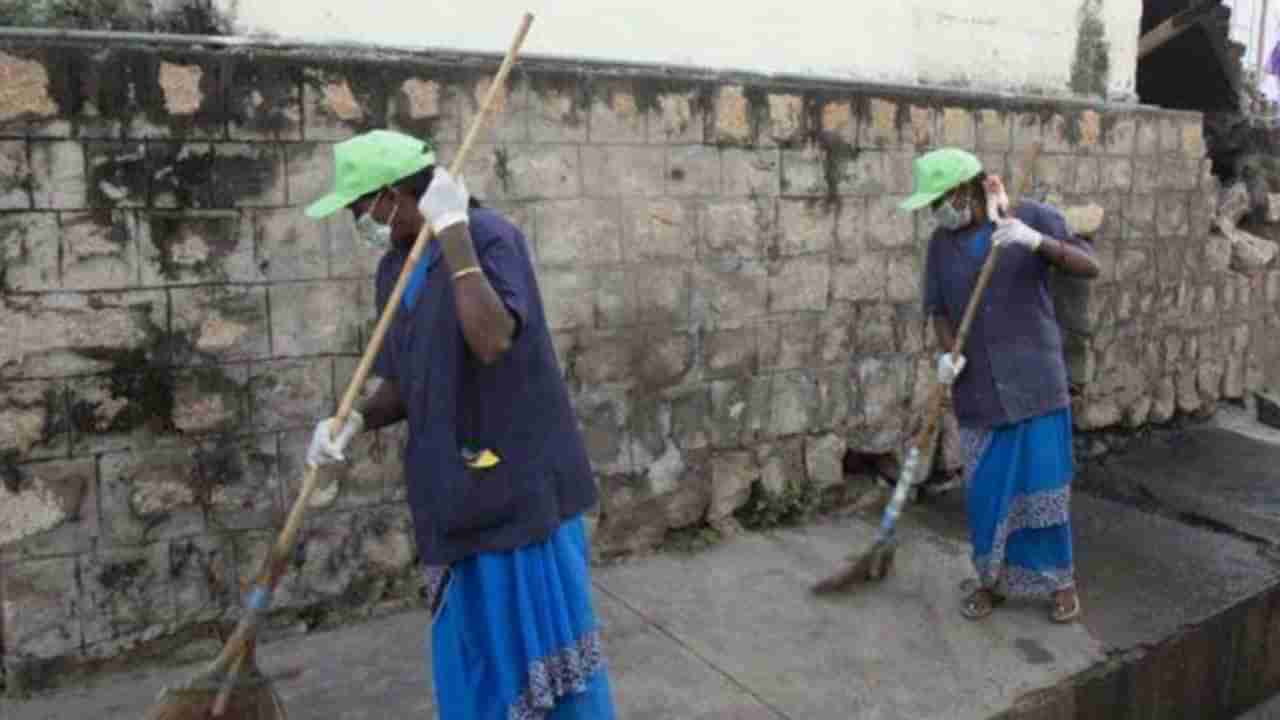 ರಸ್ತೆ ಮಧ್ಯೆ ಪ್ಯಾಂಟ್‌ ಬಿಚ್ಚಿ ಗುಪ್ತಾಂಗ ತೋರಿಸಿದ ಯುವಕನಿಗೆ ಪೊರಕೆಯಿಂದ ಹಿಗ್ಗಾಮುಗ್ಗಾ ಥಳಿಸಿದ ಮಹಿಳೆ