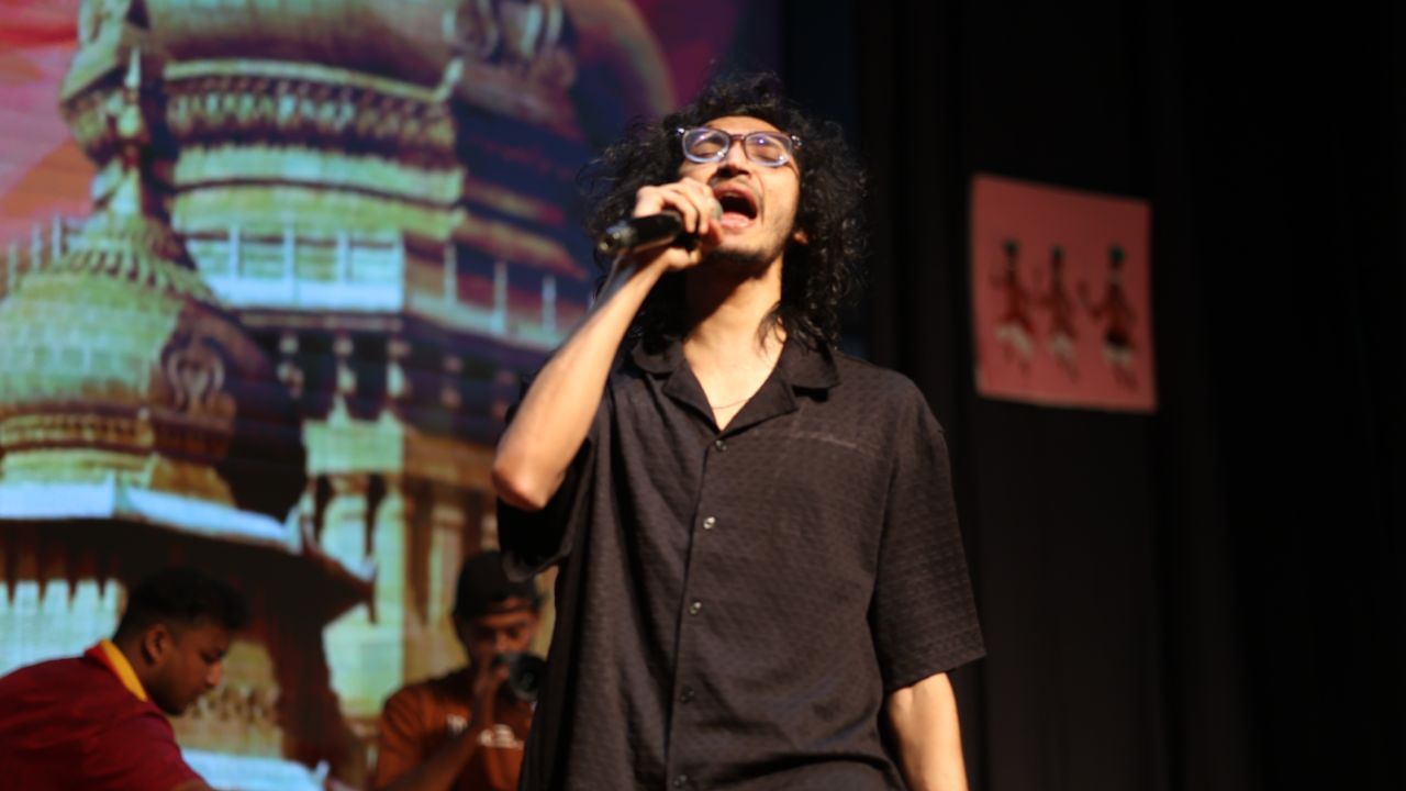 ಕಾರ್ಯಕ್ರಮವನ್ನು ಅತ್ಯಂತ ವಿಶೇಷವಾಗಿಸಿದ್ದು ಗಾಯಕ ಸಂಜಿತ್ ಹೆಗ್ಡೆ. ಕನ್ನಡ ಹಬ್ಬವನ್ನು ಉದ್ಘಾಟಿಸಿದ ಅವರು, ತಮ್ಮ ಸುಮಧುರ ಹಾಡುಗಳಿಂದ ಎಲ್ಲರನ್ನೂ ಮಂತ್ರಮುಗ್ಧಗೊಳಿಸಿದರು. ಅವರ ಗಾಯನ ಮಾಧುರ್ಯಕ್ಕೆ ವಿದ್ಯಾರ್ಥಿಗಳು ತಲೆದೂಗಿದರು.