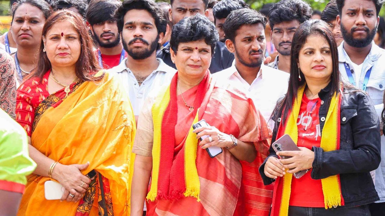 ವಿದ್ಯಾರ್ಥಿ ವ್ಯವಹಾರಗಳ ವಿಭಾಗದ ಡೀನ್ ಡಾ.ಅನು ಸುಖದೇವ್ ಮತ್ತು ಪ್ರೆಸಿಡೆನ್ಸಿ ಸ್ಕೂಲ್ ಆಫ್ ಲಿಬರಲ್ ಆರ್ಟ್ಸ್ ಅಂಡ್ ಸೈನ್ಸಸ್‌ನ ಮುಖ್ಯಸ್ಥ ಡಾ.ಪ್ರೀತಾ ಸನ್ಯಾಲ್ ಅವರು 'ಕನ್ನಡ ಹಬ್ಬ 2025' ಒಂದು ತಿಂಗಳ ಕಾಲ ನಡೆಯುವ ಕರ್ನಾಟಕ ರಾಜ್ಯೋತ್ಸವ ಆಚರಣೆಗಳಿಗೆ ಸೂಕ್ತವಾದ ಅಂತ್ಯವಾಗಿದೆ ಎಂದು ತಿಳಿಸಿದರು.