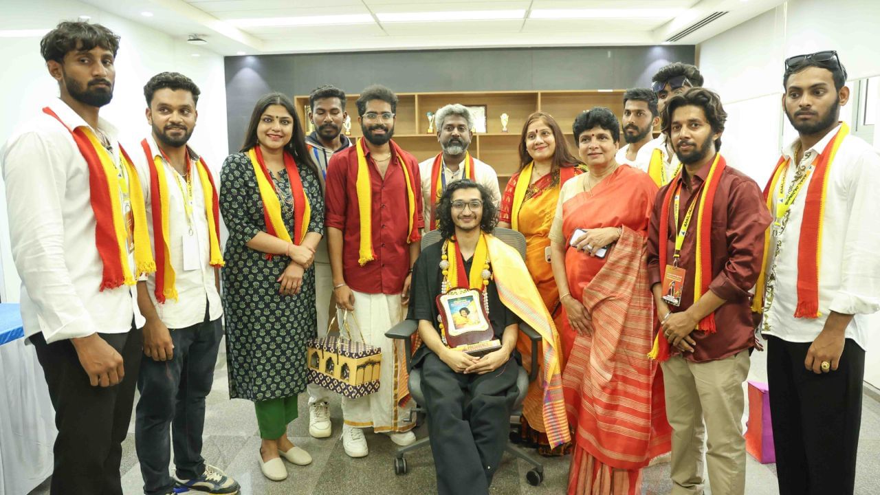 ಬೆಂಗಳೂರಿನ ಪ್ರೆಸಿಡೆನ್ಸಿ ವಿಶ್ವವಿದ್ಯಾಲಯದಲ್ಲಿ 70 ನೇ ಕರ್ನಾಟಕ ರಾಜ್ಯೋತ್ಸವವನ್ನು ಇಂದು (ನವೆಂಬರ್ 22) ಅದ್ಧೂರಿಯಾಗಿ ಆಚರಿಸಲಾಯಿತು. ವಿದ್ಯಾರ್ಥಿ ವ್ಯವಹಾರಗಳ ವಿಭಾಗ-ಸುಪ್ರತಿಭ ಕಾರಂಜಿ ಕನ್ನಡ ಸಂಘ ಮತ್ತು ಪ್ರೆಸಿಡೆನ್ಸಿ ಸ್ಕೂಲ್ ಆಫ್ ಲಿಬರಲ್ ಆರ್ಟ್ಸ್ ಜಂಟಿಯಾಗಿ 'ಕನ್ನಡ ಹಬ್ಬ 2025' ಅನ್ನು ಆಯೋಜಿಸಿದ್ದರು.