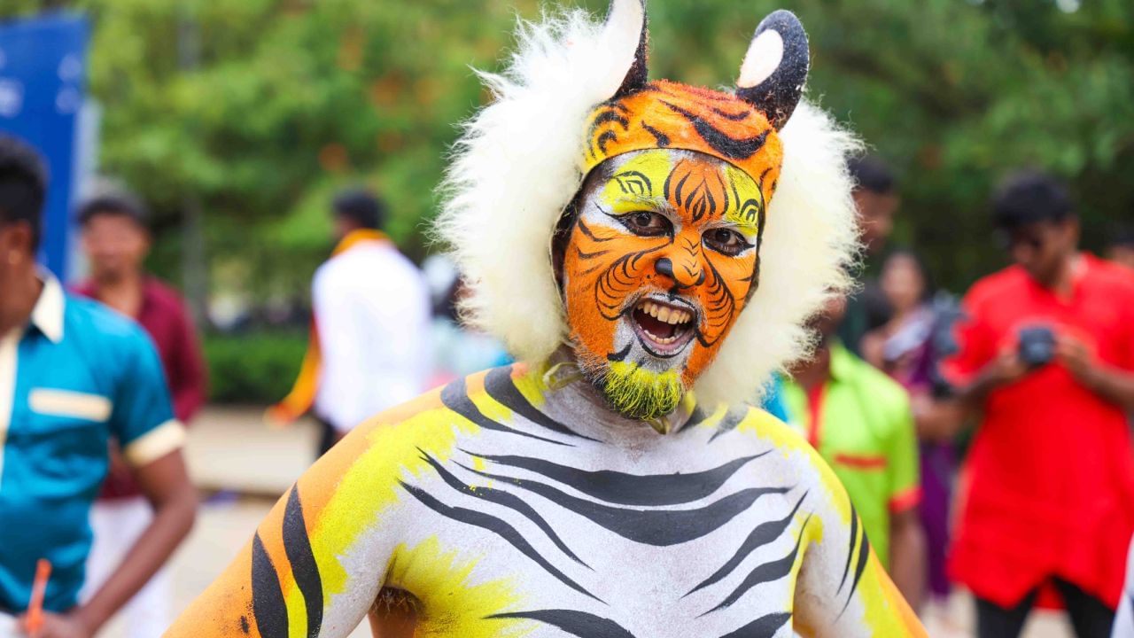 ಕರ್ನಾಟಕದ ಜಾನಪದ ಸಂಸ್ಕೃತಿ ಮತ್ತು ನೃತ್ಯ ಪ್ರಕಾರಗಳನ್ನು ಆಚರಿಸುವ ಬೃಹತ್ ಮೆರವಣಿಗೆ ಸಹ ಕನ್ನಡ ಹಬ್ಬದಲ್ಲಿ ನಡೆಯಿತು. ನಂತರ ಪ್ರೇಕ್ಷಕರನ್ನು ರಂಜಿಸಲು ಸಭಾಂಗಣದಲ್ಲಿ ವಿವಿಧ ಏಕವ್ಯಕ್ತಿ ಮತ್ತು ಗುಂಪು ಕಲಾಪ್ರದರ್ಶನಗಳು ನಡೆದವು.