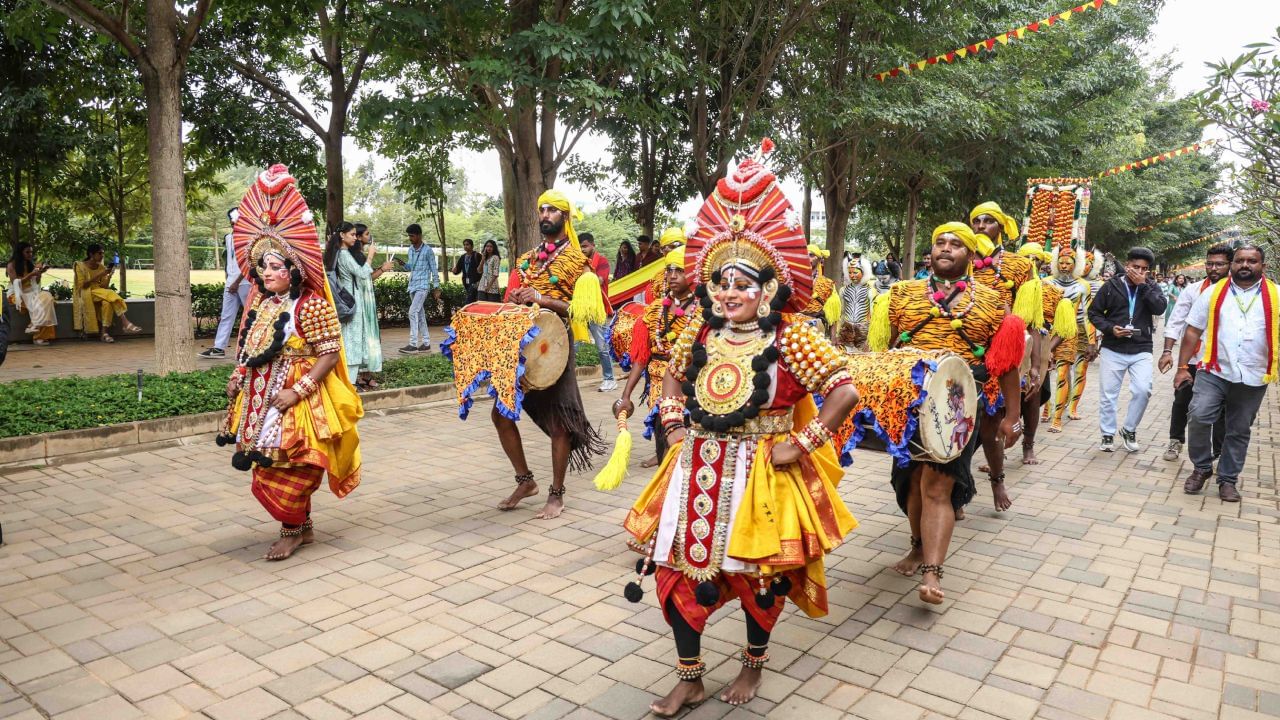 ಜನಪ್ರಿಯ ಕನ್ನಡ ಸ್ಟ್ಯಾಂಡ್-ಅಪ್ ಕಲಾವಿದ ನಿತಿನ್ ಕಾಮತ್ ಕೂಡ ‘ಕನ್ನಡ ಹಬ್ಬ’ ಆಚರಣೆಯಲ್ಲಿ ಭಾಗವಹಿಸಿದರು ಮತ್ತು ಅವರ ಸ್ಟ್ಯಾಂಡ್-ಅಪ್ ಹಾಸ್ಯ ಪ್ರದರ್ಶನವು ವಿದ್ಯಾರ್ಥಿಗಳನ್ನು ರಂಜಿಸಿತು.
ಪ್ರೊ.ವಿದ್ಯಾ ಶಂಕರ್ ಶೆಟ್ಟಿ-ಪ್ರೊ ವೈಸ್ ಚಾನ್ಸೆಲರ್ ವಿದ್ಯಾರ್ಥಿಗಳನ್ನು ಅದ್ಭುತ ಪ್ರದರ್ಶನ ನೀಡಿದ್ದಕ್ಕಾಗಿ ಅಭಿನಂದಿಸಿದರು.