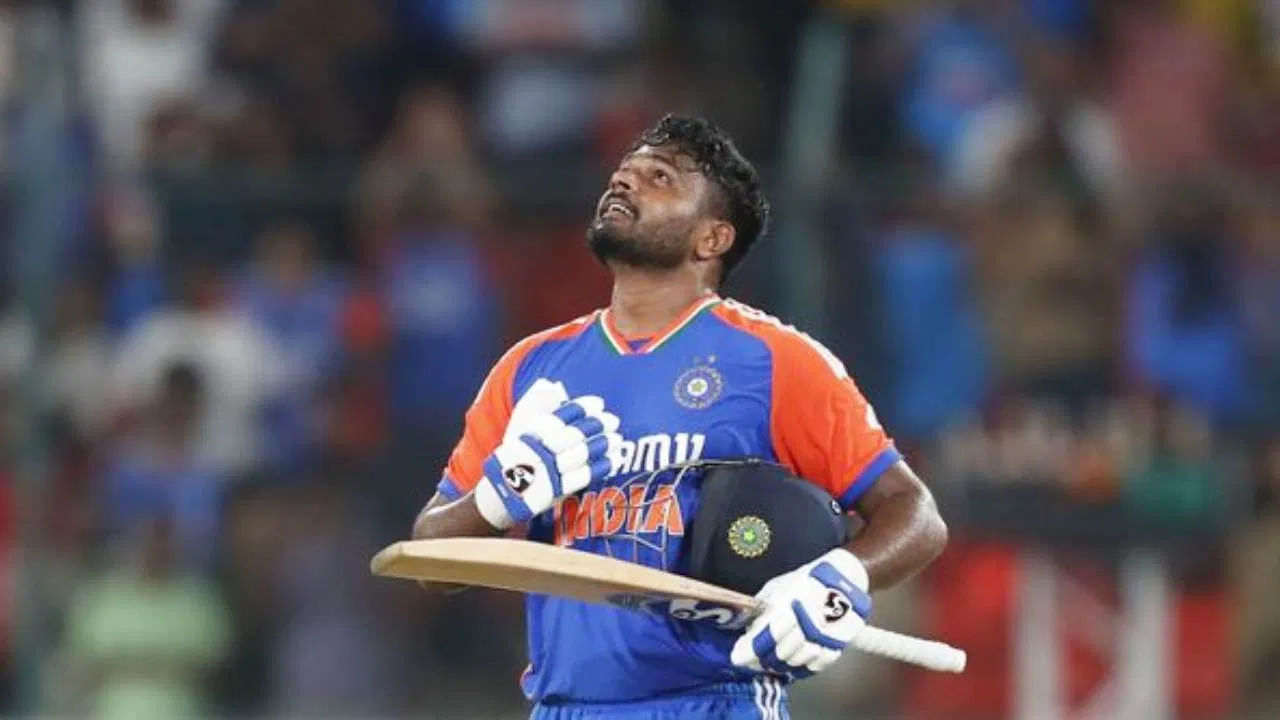 ಆದರೆ ಶುಭ್​ಮನ್ ಗಿಲ್ ಎಂಟ್ರಿಯೊಂದಿಗೆ ಸ್ಯಾಮ್ಸನ್ ತನ್ನ ಆರಂಭಿಕ ಸ್ಥಾನವನ್ನು ಕಳೆದುಕೊಳ್ಳಬೇಕಾಯಿತು. ಇತ್ತ ಮಧ್ಯಮ ಕ್ರಮಾಂಕದಲ್ಲಿ ಕಣಕ್ಕಿಳಿಯುತ್ತಿದ್ದಂತೆ ಫಾರ್ಮ್​ ಕಳೆದುಕೊಂಡ ಸ್ಯಾಮ್ಸನ್ ಇದೀಗ ಭಾರತ ತಂಡದ ಪ್ಲೇಯಿಂಗ್ ಇಲೆವೆನ್​ನಿಂದಲೇ ಹೊರಬಿದ್ದಿದ್ದಾರೆ.