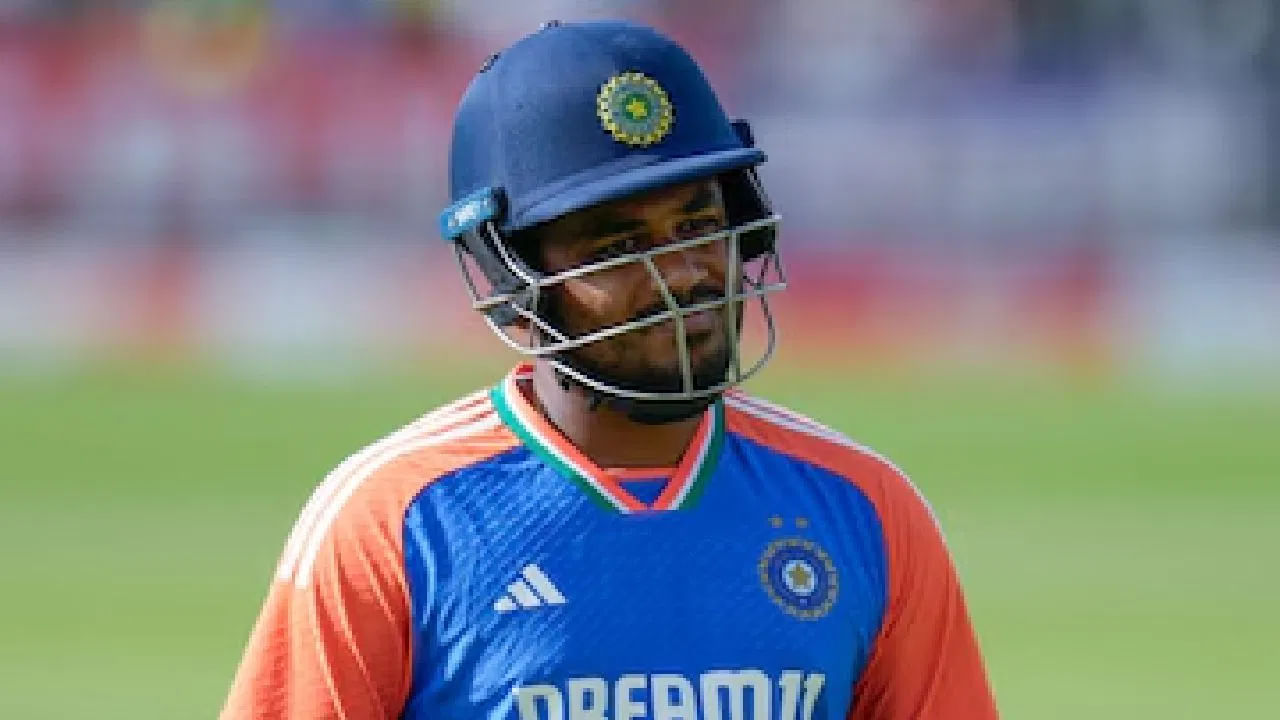 ಆಸ್ಟ್ರೇಲಿಯಾ ವಿರುದ್ಧದ ಮೂರನೇ ಟಿ20 ಪಂದ್ಯದಿಂದ ಟೀಮ್ ಇಂಡಿಯಾದ ವಿಕೆಟ್ ಕೀಪರ್ ಬ್ಯಾಟರ್ ಸಂಜು ಸ್ಯಾಮ್ಸನ್ ಅವರನ್ನು ಕೈ ಬಿಡಲಾಗಿದೆ. ಮೆಲ್ಬೋರ್ನ್​ನಲ್ಲಿ ನಡೆದ 2ನೇ ಟಿ20 ಪಂದ್ಯದಲ್ಲಿ ಮೂರನೇ ಕ್ರಮಾಂಕದಲ್ಲಿ ಕಣಕ್ಕಿಳಿದಿದ್ದ ಸ್ಯಾಮ್ಸನ್ ಕೇವಲ 2 ರನ್​ಗಳಿಸಿ ಔಟಾಗಿದ್ದರು.