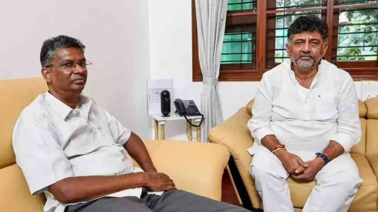 ಸಿದ್ದರಾಮಯ್ಯ ಪವರ್ ಬ್ಯಾಂಕ್ ಸತೀಶ್ ಜಾರಕಿಹೊಳಿಗೆ 2 ಬಿಗ್ ಆಫರ್ ಕೊಟ್ಟ ಡಿಕೆಶಿ ಸಿದ್ದರಾಮಯ್ಯ ಪವರ್ ಬ್ಯಾಂಕ್ ಸತೀಶ್ ಜಾರಕಿಹೊಳಿಗೆ 2 ಬಿಗ್ ಆಫರ್ ಕೊಟ್ಟ ಡಿಕೆಶಿ