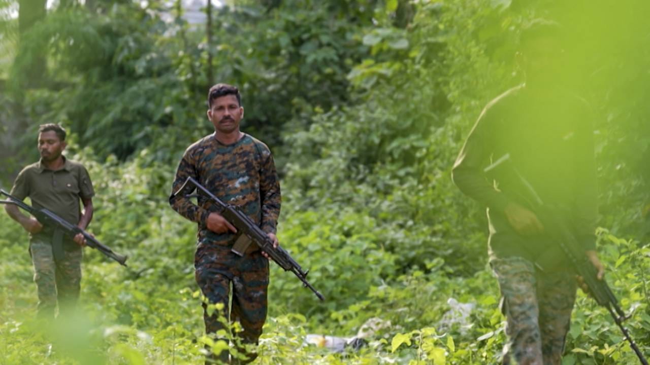 ದಾಂತೆವಾಡದಲ್ಲಿ 37 ನಕ್ಸರು ಶರಣು; ಹಿಂಸಾಮಾರ್ಗ ಬಿಟ್ಟು ಮುಖ್ಯವಾಹಿನಿಗೆ ಬಂದ ಮಾವೋವಾದಿಗಳು