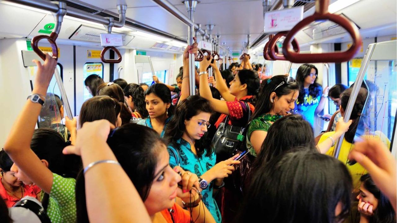 ಮೆಟ್ರೋದಲ್ಲಿ ತನ್ನ ಮೇಲೆ ಚಾರ್ಜರ್ ಬಿದ್ದಿದ್ದಕ್ಕೆ ಸಹಪ್ರಯಾಣಿಕನಿಗೆ ಕಪಾಳಮೋಕ್ಷ ಮಾಡಿದ ವೃದ್ಧ