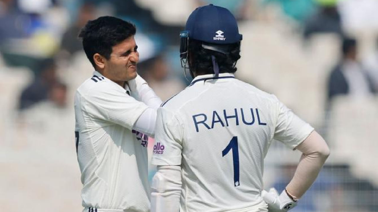 ಕೊಲ್ಕತ್ತಾದ ಈಡನ್ ಗಾರ್ಡನ್ಸ್ ಮೈದಾನದಲ್ಲಿ ನಡೆದ ಸೌತ್ ಆಫ್ರಿಕಾ ವಿರುದ್ಧದ ಮೊದಲ ಟೆಸ್ಟ್ ಪಂದ್ಯದ ಮೊದಲ ಇನಿಂಗ್ಸ್​ನ ಬ್ಯಾಟಿಂಗ್ ವೇಳೆ ಶುಭ್​​ಮನ್ ಗಿಲ್ ಅವರು ಕುತ್ತಿಗೆ ನೋವಿನ ಸಮಸ್ಯೆಗೀಡಾಗಿದ್ದರು. ಹೀಗಾಗಿ ಅರ್ಧದಲ್ಲೇ ಬ್ಯಾಟಿಂಗ್ ನಿಲ್ಲಿಸಿ ಮೈದಾನ ತೊರೆದಿದ್ದರು.