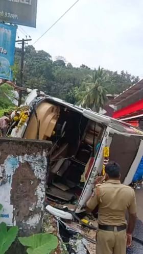 ಬಸ್ ಪಲ್ಟಿ: ಮಂಡ್ಯದ 33 ಮಾಲಾಧಾರಿಗಳು ಪಾರು