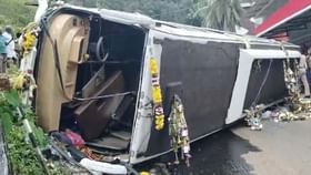 ಬಸ್ ಪಲ್ಟಿ: ಪವಾಡಸದೃಶ ಪಾರಾದ ಮಂಡ್ಯದ 33 ಮಾಲಾಧಾರಿಗಳು