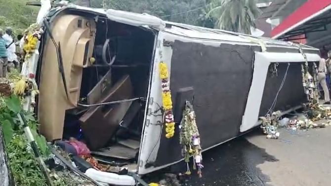 ಬಸ್ ಪಲ್ಟಿ: ಪವಾಡಸದೃಶ ಪಾರಾದ ಮಂಡ್ಯದ 33 ಮಾಲಾಧಾರಿಗಳು