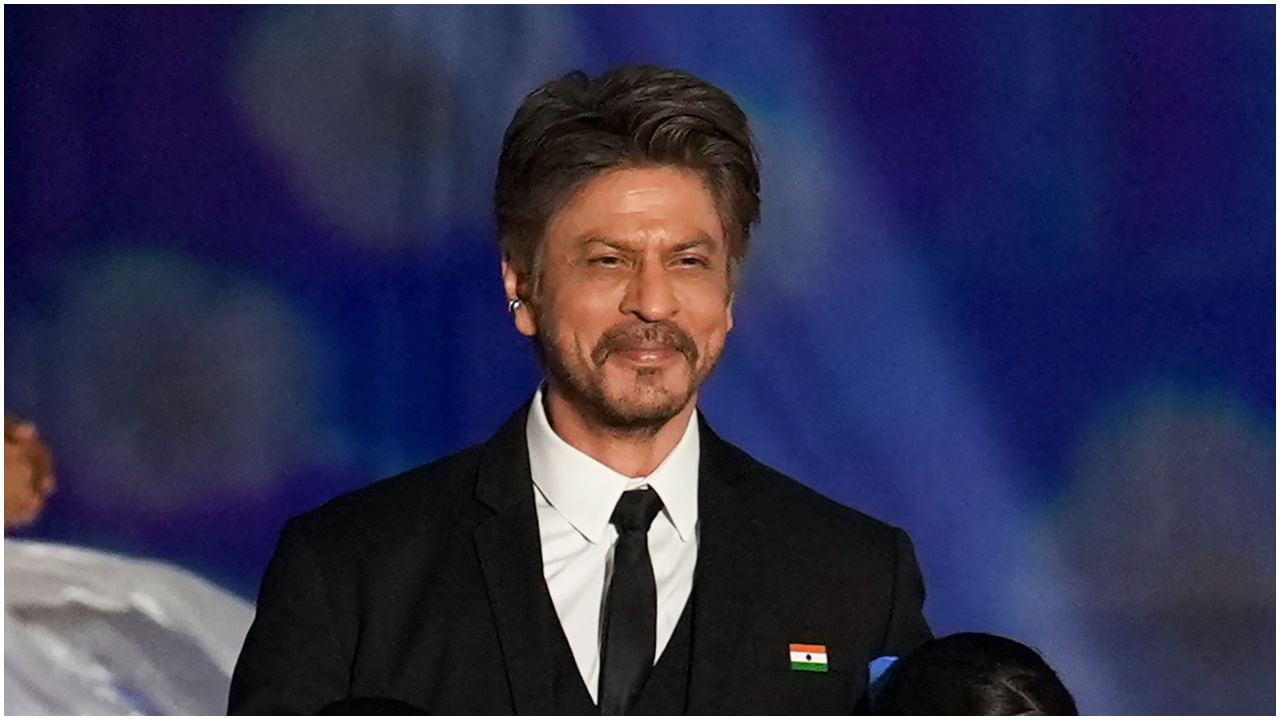 ಭಯೋತ್ಪಾದಕ ದಾಳಿಯ ಸಂತ್ರಸ್ತರಿಗೆ ಶ್ರದ್ಧಾಂಜಲಿ ಸಲ್ಲಿಸಿದ ಶಾರುಖ್ ಖಾನ್ ಭಯೋತ್ಪಾದಕ ದಾಳಿಯ ಸಂತ್ರಸ್ತರಿಗೆ ಶ್ರದ್ಧಾಂಜಲಿ ಸಲ್ಲಿಸಿದ ಶಾರುಖ್ ಖಾನ್