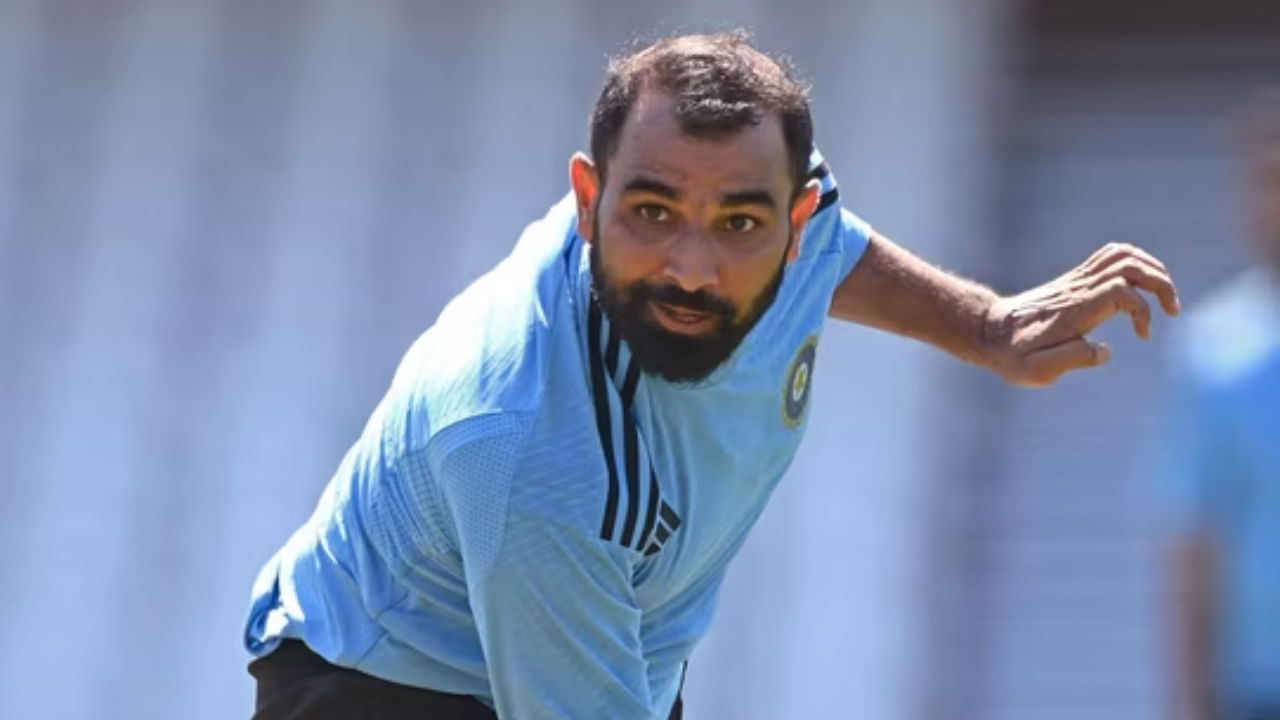 ಒಂದರರ್ಥದಲ್ಲಿ ಮೊಹಮ್ಮದ್ ಶಮಿ, ಬಿಸಿಸಿಐ ವಿರುದ್ಧ ನೀಡುತ್ತಿರುವ ಬಹಿರಂಗ ಹೇಳಿಕೆಗಳು ಅವರ ಅಂತರರಾಷ್ಟ್ರೀಯ ವೃತ್ತಿಜೀವನಕ್ಕೆ ತೊಡಕಾಗಿವೆ ಎನ್ನಲಾಗುತ್ತಿದೆ. ಇದೆಲ್ಲದರ ನಡುವೆ ಮತ್ತೊಂದು ಸ್ಫೋಟಕ ಸುದ್ದಿ ಹೊರಬಿದ್ದಿದ್ದು, ಶಮಿ ತಾವು ಮಾಡಿದ ಸ್ವಯಂಕೃತ ಅಪರಾಧದಿಂದಾಗಿ ತಂಡದಲ್ಲಿ ಸ್ಥಾನ ಪಡೆಯುತಿಲ್ಲ ಎನ್ನಲಾಗುತ್ತಿದೆ. ವರದಿಗಳ ಪ್ರಕಾರ, ಶಮಿ ಸ್ವತಃ ಇಂಗ್ಲೆಂಡ್ ಪ್ರವಾಸಕ್ಕೆ ಹೋಗಲು ನಿರಾಕರಿಸಿದ್ದರು. ಶಮಿಯ ಈ ನಡೆಯಿಂದ ಕೋಪಗೊಂಡಿರುವ ಬಿಸಿಸಿಐ, ಅವರನ್ನು ತಂಡದಿಂದ ಹೊರಗಿಟ್ಟಿದೆ ಎನ್ನಲಾಗುತ್ತಿದೆ.