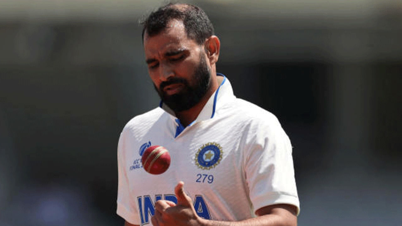 ಟೀಂ ಇಂಡಿಯಾದ ಸ್ಟಾರ್ ವೇಗದ ಬೌಲರ್ ಮೊಹಮ್ಮದ್ ಶಮಿ ಅವರ ವೃತ್ತಿಜೀವನ ಕೊನೆಗೊಳ್ಳುತ್ತಿರುವಂತೆ ತೋರುತ್ತಿದೆ. ಫಿಟ್ನೆಸ್ ಸಮಸ್ಯೆಗಳಿಂದಾಗಿ ಸ್ವಲ್ಪ ಸಮಯದಿಂದ ಹೊರಗುಳಿದಿದ್ದ ಶಮಿ ಅವರನ್ನು ಈಗ ದಕ್ಷಿಣ ಆಫ್ರಿಕಾ ವಿರುದ್ಧದ ಟೆಸ್ಟ್ ಸರಣಿಗೂ ತಂಡದಿಂದ ಕೈಬಿಡಲಾಗಿದೆ. ಬಿಸಿಸಿಐನ ಈ ನಡೆ ಸಾಕಷ್ಟು ಪ್ರಶ್ನೆಯನ್ನು ಹುಟ್ಟುಹಾಕಿದ್ದು, ಭಾರತ ತಂಡದಲ್ಲಿ ಶಮಿ ಯುಗಾಂತ್ಯ ಅಂತಲೇ ಹೇಳಬಹುದು.