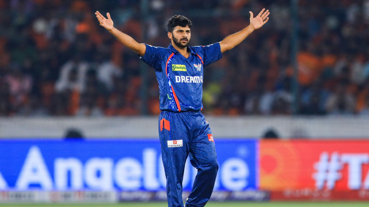 2025 ರ ಐಪಿಎಲ್‌ನಲ್ಲಿ ಲಕ್ನೋ ಸೂಪರ್‌ಜೈಂಟ್ ತಂಡದ ಪರ ಆಡಿದ್ದ ಟೀಂ ಇಂಡಿಯಾದ ಅನುಭವಿ ಬೌಲರ್ ಶಾರ್ದೂಲ್ ಠಾಕೂರ್ ಮುಂಬರುವ ಐಪಿಎಲ್‌ನಲ್ಲಿ ಮುಂಬೈ ಇಂಡಿಯನ್ಸ್‌ ತಂಡದ ಪರ ಆಡಲು ಸಜ್ಜಾಗಿದ್ದಾರೆ. ಶಾರ್ದೂಲ್ ಅವರನ್ನು ಟ್ರೇಡಿಂಗ್ ವಿಂಡೋದಡಿಯಲ್ಲಿ ಮುಂಬೈ ಫ್ರಾಂಚೈಸಿ ಹಣ ನೀಡಿ ಖರೀದಿಸಿದೆ. 