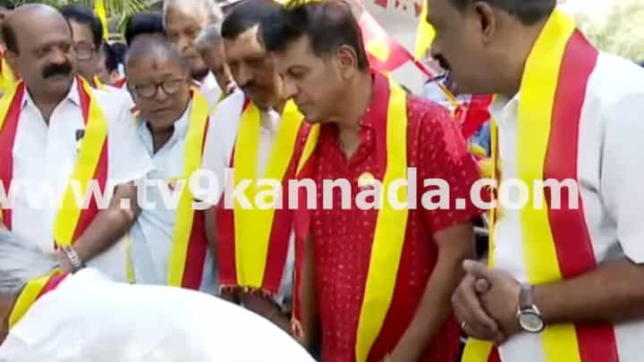 ಮಗಳು ಕೊಡಿಸಿದ ವರ್ಣಮಾಲೆ ಶರ್ಟ್ ಧರಿಸಿ ಕನ್ನಡ ಧ್ವಜ ಹಾರಿಸಿದ ಶಿವಣ್ಣ ಮಗಳು ಕೊಡಿಸಿದ ವರ್ಣಮಾಲೆ ಶರ್ಟ್ ಧರಿಸಿ ಕನ್ನಡ ಧ್ವಜ ಹಾರಿಸಿದ ಶಿವಣ್ಣ