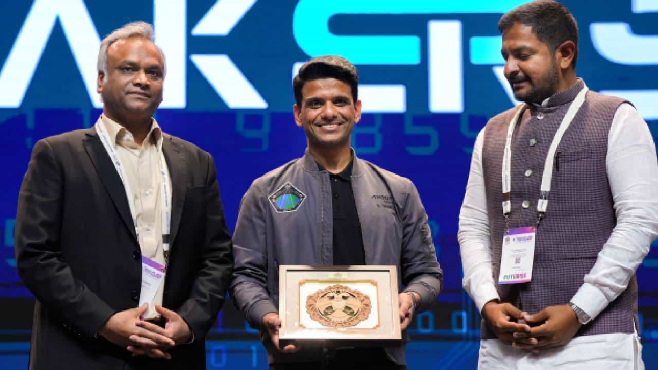 ಮಾರತ್ತಹಳ್ಳಿಯಿಂದ ಮಾದಾವರಕ್ಕೆ ಹೋಗೋ ಸಮಯದಲ್ಲಿ ಬಾಹ್ಯಾಕಾಶಕ್ಕೆ ಹೋಗಬಹುದು, ಪ್ರಿಯಾಂಕ್ ಖರ್ಗೆ ಎದುರು ಶುಭಾಂಶು ನಗೆ ಚಟಾಕಿ ಮಾರತ್ತಹಳ್ಳಿಯಿಂದ ಮಾದಾವರಕ್ಕೆ ಹೋಗೋ ಸಮಯದಲ್ಲಿ ಬಾಹ್ಯಾಕಾಶಕ್ಕೆ ಹೋಗಬಹುದು, ಪ್ರಿಯಾಂಕ್ ಖರ್ಗೆ ಎದುರು ಶುಭಾಂಶು ನಗೆ ಚಟಾಕಿ