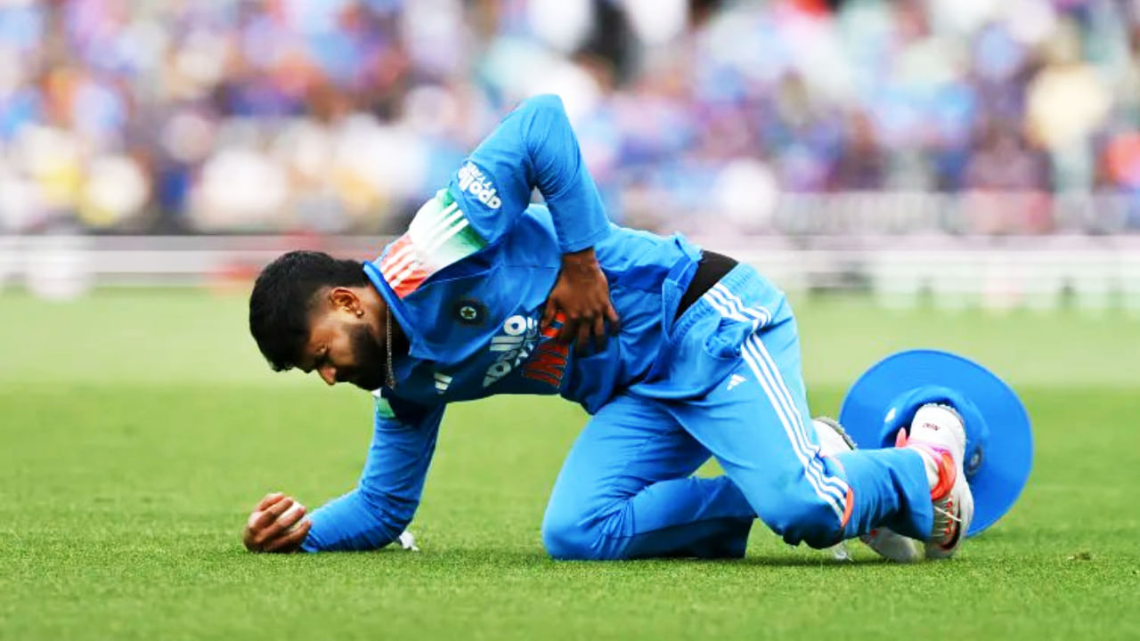 ಅಕ್ಟೋಬರ್ 25 ರಂದು ಸಿಡ್ನಿಯಲ್ಲಿ ನಡೆದ ಆಸ್ಟ್ರೇಲಿಯಾ ವಿರುದ್ಧದ ಮೂರನೇ ಏಕದಿನ ಪಂದ್ಯದ ವೇಳೆ ಹರ್ಷಿತ್ ರಾಣಾ ಅವರ ಎಸೆತದಲ್ಲಿ ಅಲೆಕ್ಸ್​ ಕ್ಯಾರಿ ಭರ್ಜರಿ ಹೊಡೆತ ಬಾರಿಸಿದ್ದರು. ಈ ವೇಳೆ ಬ್ಯಾಕ್‌ವರ್ಡ್ ಪಾಯಿಂಟ್‌ನಲ್ಲಿ ನಿಂತಿದ್ದ ಅಯ್ಯರ್ ವೇಗವಾಗಿ ಓಡಿ ಹೋಗಿ ಡೈವಿಂಗ್ ಕ್ಯಾಚ್ ಹಿಡಿದಿದ್ದರು.