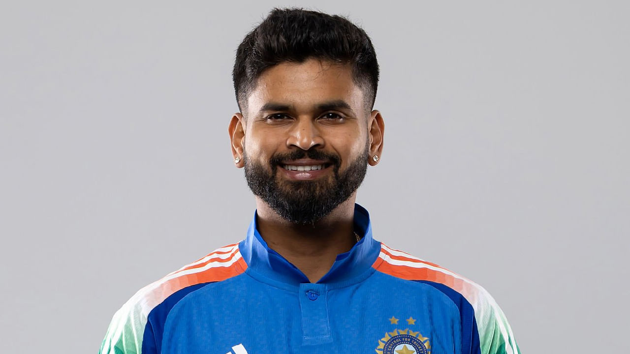 ಶ್ರೇಯಸ್ ಅಯ್ಯರ್: ಭಾರತ ಏಕದಿನ ತಂಡದ ಉಪನಾಯಕ ಶ್ರೇಯಸ್ ಅಯ್ಯರ್ ಕೂಡ ಈ ಸರಣಿಗೆ ಅಲಭ್ಯರಾಗಿದ್ದಾರೆ. ಆಸ್ಟ್ರೇಲಿಯಾ ವಿರುದ್ಧದ ಸರಣಿ ವೇಳೆ ಅಯ್ಯರ್ ಗಾಯಗೊಂಡಿದ್ದರು. ಹೀಗಾಗಿ ಸೌತ್ ಆಫ್ರಿಕಾ ವಿರುದ್ಧದ ಸರಣಿಗೆ ಅವರನ್ನು ಆಯ್ಕೆಗೆ ಪರಿಗಣಿಸಲಾಗಿಲ್ಲ.