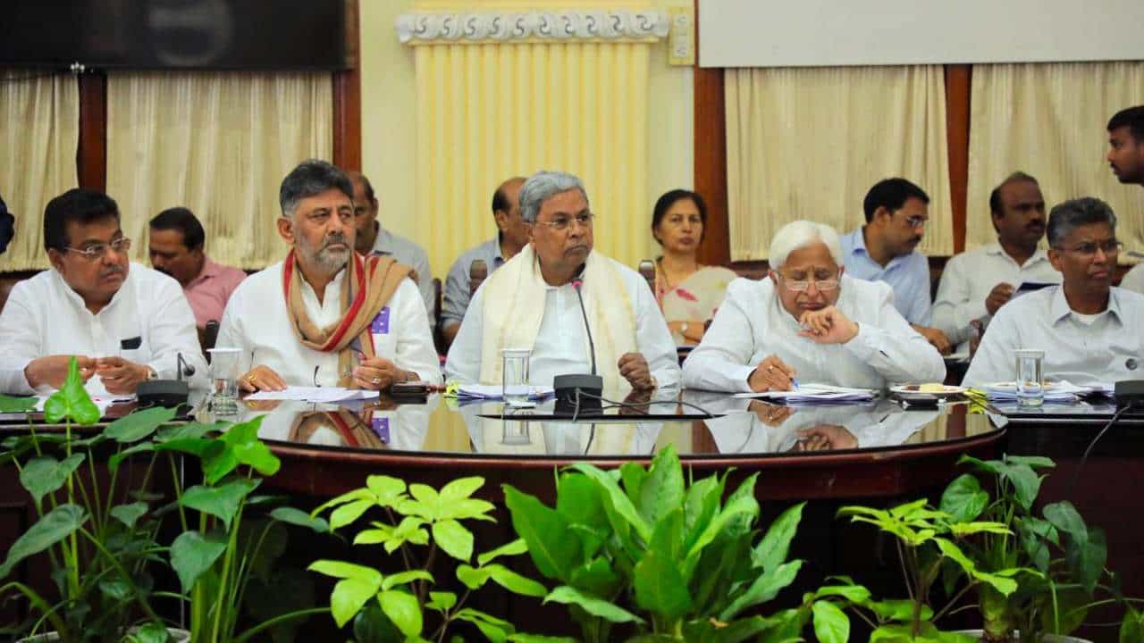 ಕಬ್ಬು ಬೆಳೆಗಾರರ ನಿರಂತರ ಹೋರಾಟಕ್ಕೆ ಕೊನೆಗೂ ಫಲ: ಪ್ರತಿ ಟನ್ ಕಬ್ಬಿಗೆ 3,300 ರೂ ನಿಗದಿ ಕಬ್ಬು ಬೆಳೆಗಾರರ ನಿರಂತರ ಹೋರಾಟಕ್ಕೆ ಕೊನೆಗೂ ಫಲ: ಪ್ರತಿ ಟನ್ ಕಬ್ಬಿಗೆ 3,300 ರೂ ನಿಗದಿ
