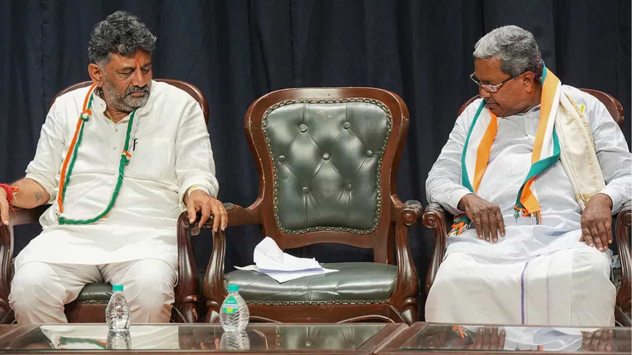 ಪಟ್ಟದ ಫೈಟ್ಗೆ ಹೊಸ ಟ್ವಿಸ್ಟ್: ಸಿದ್ದರಾಮಯ್ಯ ಪರ ಅಖಾಡಕ್ಕಿಳಿದ ಅಹಿಂದ ನಾಯಕರು ಪಟ್ಟದ ಫೈಟ್ಗೆ ಹೊಸ ಟ್ವಿಸ್ಟ್: ಸಿದ್ದರಾಮಯ್ಯ ಪರ ಅಖಾಡಕ್ಕಿಳಿದ ಅಹಿಂದ ನಾಯಕರು