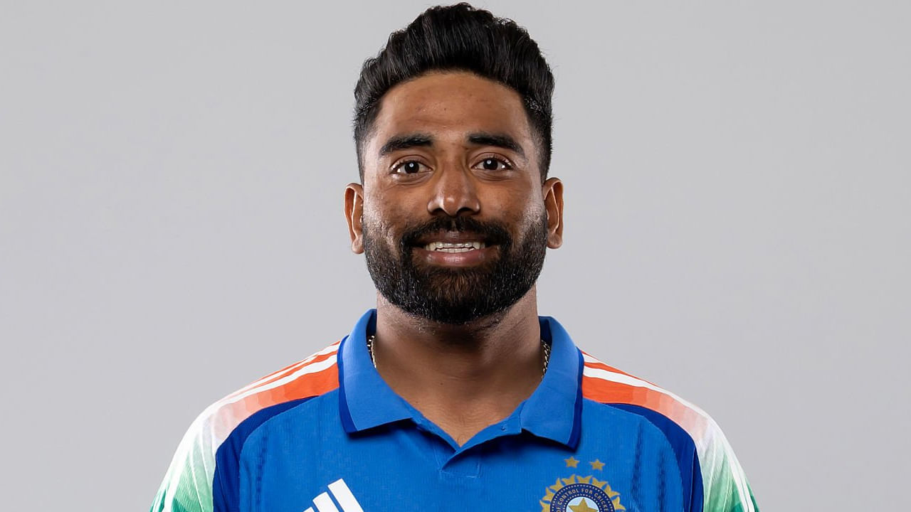 ಮೊಹಮ್ಮದ್ ಸಿರಾಜ್: ಭಾರತ ಟೆಸ್ಟ್ ತಂಡದ ಖಾಯಂ ಸದಸ್ಯರಾಗಿರುವ ಮೊಹಮ್ಮದ್ ಸಿರಾಜ್ ಅವರನ್ನು ಸೌತ್ ಆಫ್ರಿಕಾ ವಿರುದ್ಧದ ಏಕದಿನ ಸರಣಿಗೆ ಪರಿಗಣಿಸಲಾಗಿಲ್ಲ. ಇದಾಗ್ಯೂ ಅವರು ಟಿ20 ತಂಡದಲ್ಲಿ ಸ್ಥಾನ ಪಡೆಯಲಿದ್ದಾರಾ ಎಂಬುದನ್ನು ಕಾದು ನೋಡಬೇಕಿದೆ.