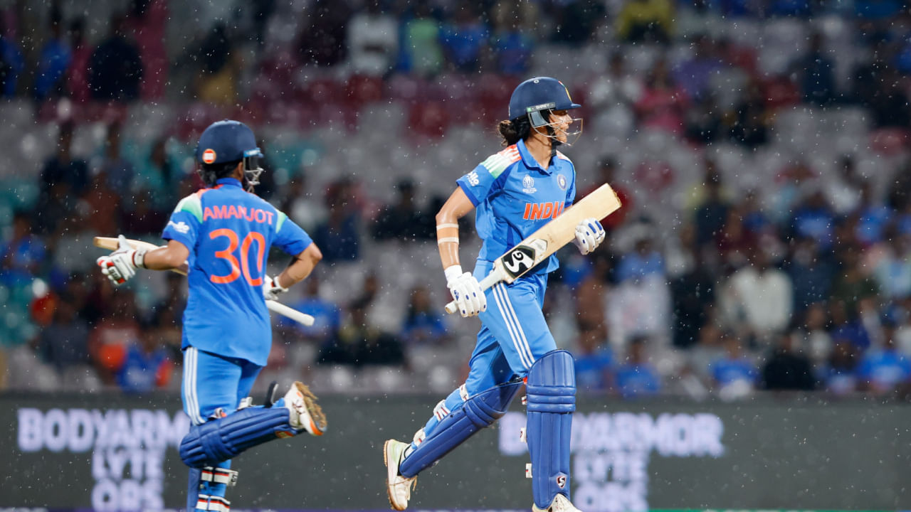 ಸ್ಮೃತಿ ಮಂಧಾನ 2025 ರ ಮಹಿಳಾ ಏಕದಿನ ವಿಶ್ವಕಪ್ನಲ್ಲಿ ಒಟ್ಟು ಒಂಬತ್ತು ಸಿಕ್ಸರ್ಗಳು ಮತ್ತು 50 ಬೌಂಡರಿಗಳನ್ನು ಬಾರಿಸಿದ್ದಾರೆ. 54.25 ರ ಸರಾಸರಿಯಲ್ಲಿ ರನ್ ಕಲೆಹಾಕಿರುವ ಸ್ಮೃತಿ ಒಂದು ಶತಕ ಮತ್ತು ಮೂರು ಅರ್ಧಶತಕಗಳನ್ನು ಬಾರಿಸಿದ್ದಾರೆ.