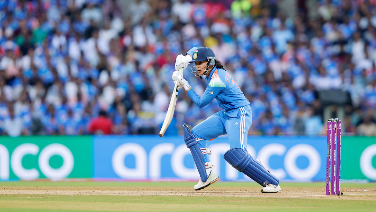 ವಿಶ್ವಕಪ್​ನಲ್ಲಿ ಅದ್ಭುತ ಪ್ರದರ್ಶನ ನೀಡಿದ ಮಂದಾನ ಆಸ್ಟ್ರೇಲಿಯಾ ವಿರುದ್ಧ 80 ರನ್ ಬಾರಿಸಿದರೆ, ಆ ನಂತರ ಇಂಗ್ಲೆಂಡ್ ವಿರುದ್ಧ 88 ರನ್‌ಗಳ ಆಕ್ರಮಣಕಾರಿ ಇನ್ನಿಂಗ್ಸ್ ಆಡಿದರು. ಆದಾಗ್ಯೂ, ಭಾರತ ಎರಡೂ ಪಂದ್ಯಗಳಲ್ಲಿ ಸೋತಿತು. ನ್ಯೂಜಿಲೆಂಡ್ ವಿರುದ್ಧದ ಪಂದ್ಯದಲ್ಲಿ ಗೆಲ್ಲಲೇಬೇಕಾದ ಪಂದ್ಯದಲ್ಲಿ ಮಂಧಾನ 109 ರನ್ ಗಳಿಸಿದರು. ಹಾಗೆಯೇ ದಕ್ಷಿಣ ಆಫ್ರಿಕಾ ವಿರುದ್ಧದ ಫೈನಲ್ ಪಂದ್ಯದಲ್ಲಿ ಮಂಧಾನ 45 ರನ್ ಗಳಿಸಿ ತಂಡಕ್ಕೆ ಉತ್ತಮ ಆರಂಭ ನೀಡಿದರು.