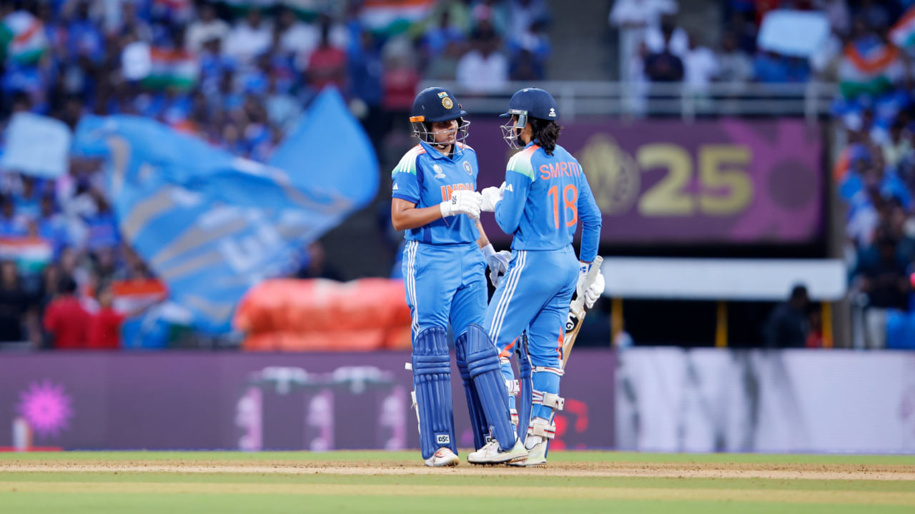 ಐಸಿಸಿ ಮಹಿಳಾ ಏಕದಿನ ವಿಶ್ವಕಪ್ 2025 ರ ಅಂತಿಮ ಪಂದ್ಯವು ಮಳೆಯಿಂದಾಗಿ ಎರಡು ಗಂಟೆಗಳ ವಿಳಂಬದೊಂದಿಗೆ ಪ್ರಾರಂಭವಾಯಿತು. ಎರಡೂ ತಂಡಗಳ ಆಡುವ 11 ರ ಬಳಗದಲ್ಲಿ ಯಾವುದೇ ಬದಲಾವಣೆ ಮಾಡಿಲ್ಲ. ಏತನ್ಮಧ್ಯೆ, ಶಫಾಲಿ ಮತ್ತು ಸ್ಮೃತಿ ಜೋಡಿ ಈ ನಿರ್ಣಾಯಕ ಪಂದ್ಯದಲ್ಲಿ ಟೀಂ ಇಂಡಿಯಾಕ್ಕೆ ಬಲವಾದ ಆರಂಭವನ್ನು ಒದಗಿಸಿಕೊಟ್ಟರು.