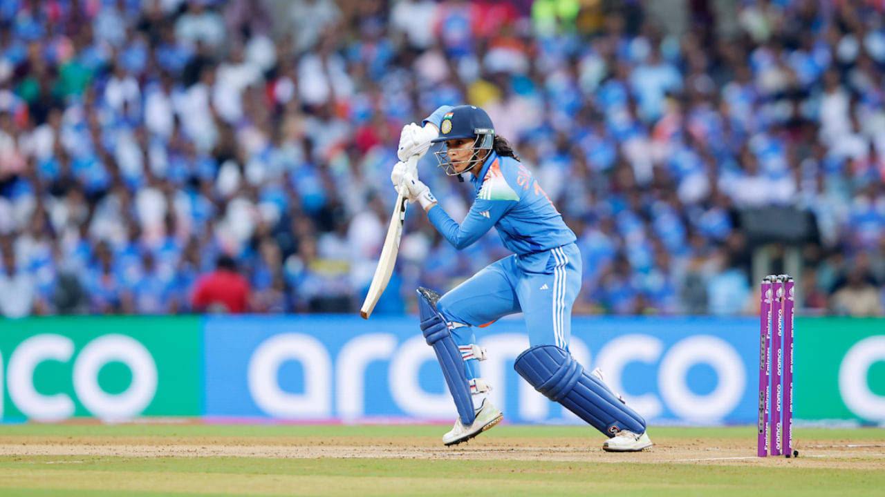 ನವಿಮುಂಬೈನಲ್ಲಿ ನಡೆಯುತ್ತಿರುವ ಮಹಿಳಾ ವಿಶ್ವಕಪ್ ಫೈನಲ್ನಲ್ಲಿ ಟಾಸ್ ಸೋತು ಮೊದಲು ಬ್ಯಾಟಿಂಗ್ ಮಾಡಿದ ಭಾರತ ತಂಡಕ್ಕೆ ಆರಂಭಿಕ ಆಟಗಾರ್ತಿ ಸ್ಮೃತಿ ಮಂಧಾನ ಉತ್ತಮ ಆರಂಭ ಒದಗಿಸಿಕೊಟ್ಟರು. ಈ ಪಂದ್ಯದಲ್ಲಿ 45 ರನ್ಗಳ ಇನ್ನಿಂಗ್ಸ್ ಆಡಿದ ಸ್ಮೃತಿ ಮಂಧಾನ ಮಹಿಳಾ ವಿಶ್ವಕಪ್ನ ಒಂದೇ ಆವೃತ್ತಿಯಲ್ಲಿ ಭಾರತದ ಪರ ಅತಿ ಹೆಚ್ಚು ರನ್ ಗಳಿಸಿದ ಆಟಗಾರ್ತಿ ಎಂಬ ಹೆಗ್ಗಳಿಕೆಗೆ ಪಾತ್ರರಾಗಿದ್ದಾರೆ.