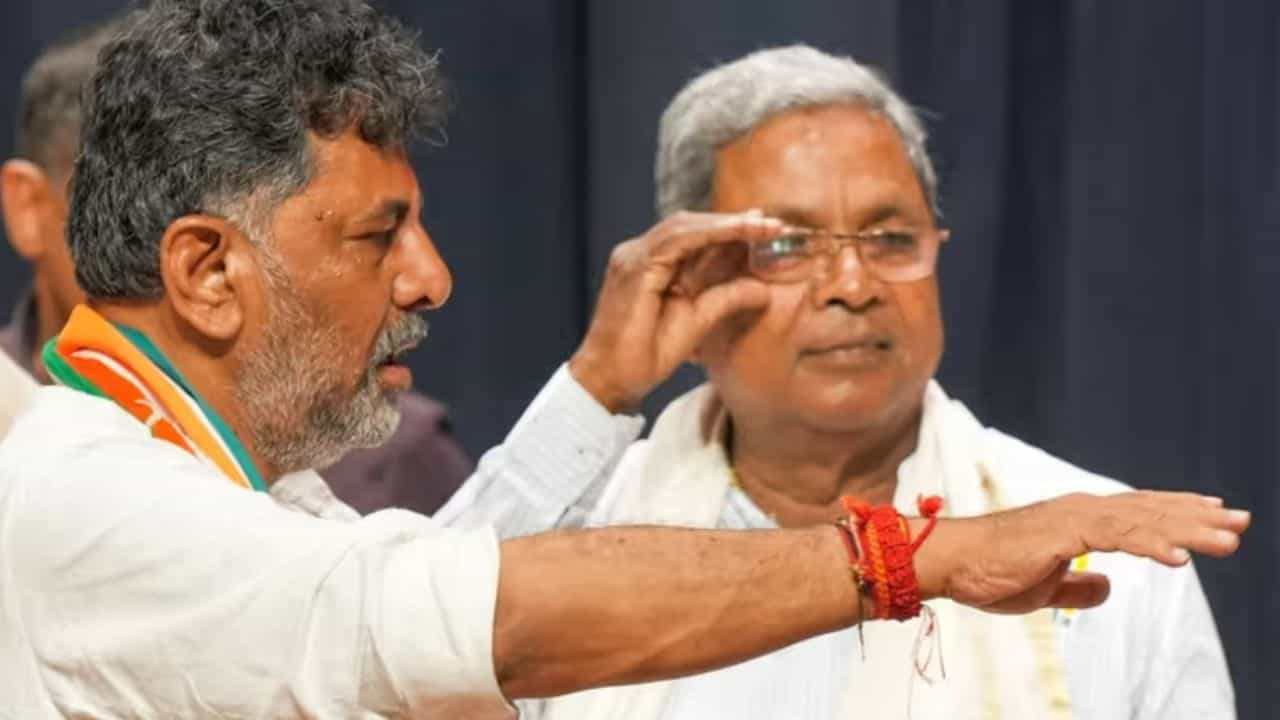 ಸಿದ್ದರಾಮಯ್ಯ-ಡಿಕೆಶಿ ನಡುವೆ ಸಿಎಂ ಕುರ್ಚಿ ಫೈಟ್: ಸೋಶಿಯಲ್ ಮೀಡಿಯಾದಲ್ಲಿ ಮೀಮ್ಸ್ಗಳದ್ದೇ ಹವಾ! ಸಿದ್ದರಾಮಯ್ಯ-ಡಿಕೆಶಿ ನಡುವೆ ಸಿಎಂ ಕುರ್ಚಿ ಫೈಟ್: ಸೋಶಿಯಲ್ ಮೀಡಿಯಾದಲ್ಲಿ ಮೀಮ್ಸ್ಗಳದ್ದೇ ಹವಾ!