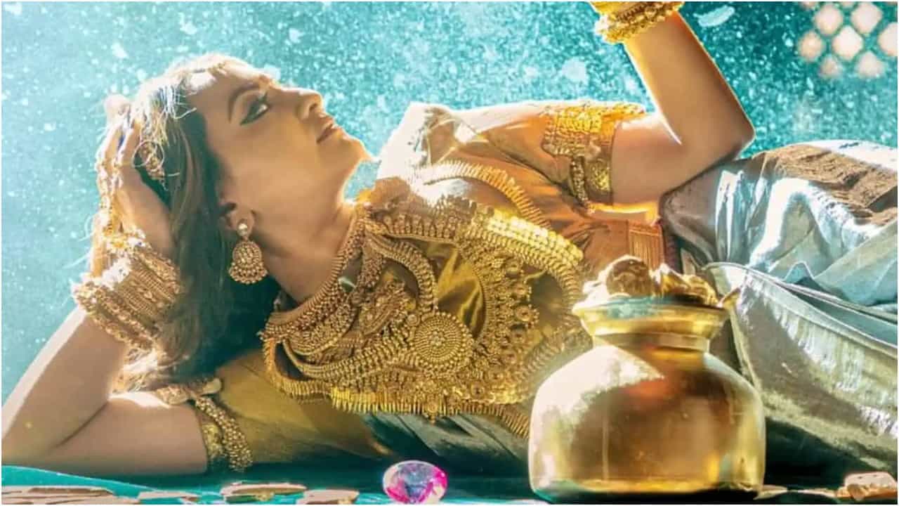 ಟಾಲಿವುಡ್ಗೆ 50 ಕೆಜಿ ಚಿನ್ನ ಧರಿಸಿ ಬಂದ ನಟಿ ಸೋನಾಕ್ಷಿ ಸಿನ್ಹಾ ಟಾಲಿವುಡ್ಗೆ 50 ಕೆಜಿ ಚಿನ್ನ ಧರಿಸಿ ಬಂದ ನಟಿ ಸೋನಾಕ್ಷಿ ಸಿನ್ಹಾ