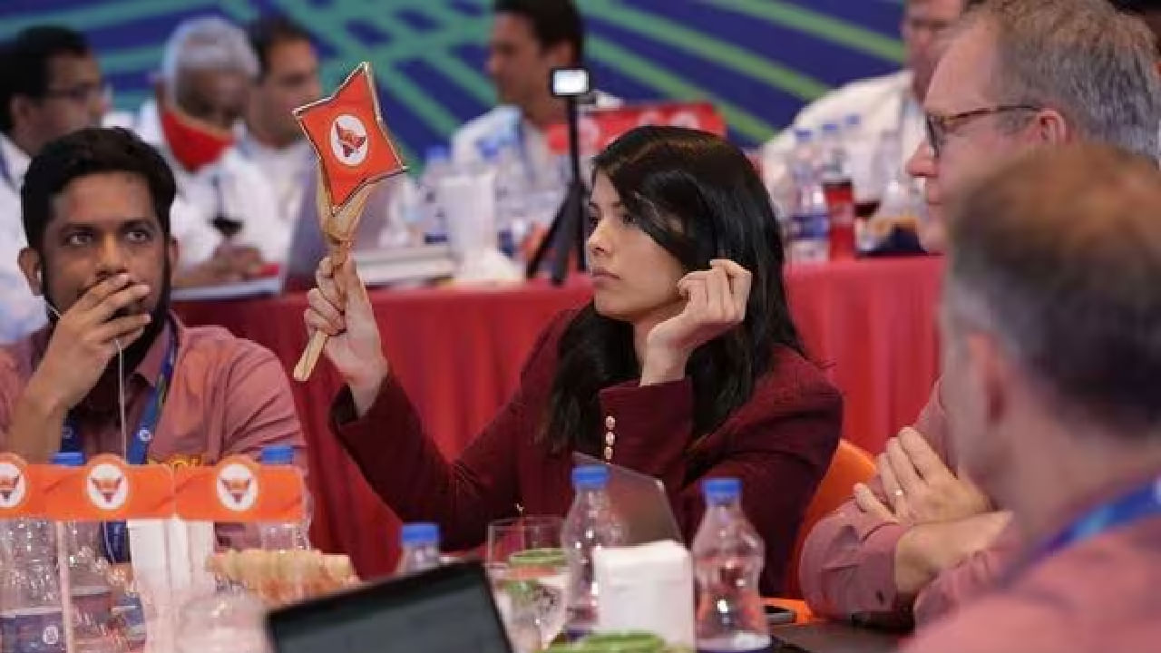 ಅಂದರೆ ಹೆನ್ರಿಕ್ ಕ್ಲಾಸೆನ್ ಅವರನ್ನು ಬಿಡುಗಡೆ ಮಾಡಿ ಸನ್​ರೈಸರ್ಸ್ ಹೈದರಾಬಾದ್ ಫ್ರಾಂಚೈಸಿಯೇ ಕಡಿಮೆ ಮೊತ್ತಕ್ಕೆ ಖರೀದಿಸಲು ಯೋಜನೆ ರೂಪಿಸಿಕೊಂಡಿದೆ. ಈ ಮೂಲಕ ಪರ್ಸ್ ಮೊತ್ತ ಹೆಚ್ಚಿಸಿ ಪ್ರಮುಖ ಆಟಗಾರರಿಗೆ ಬಿಡ್ ಮಾಡಲು ಎಸ್​ಆರ್​ಹೆಚ್ ಫ್ರಾಂಚೈಸಿ ಯೋಜನೆ ರೂಪಿಸಿಕೊಂಡಿದೆ. ಅದರಂತೆ ಸದ್ಯ ಕ್ಲಾಸೆನ್ ಅವರನ್ನು ಬಿಡುಗಡೆ ಮಾಡಲು ಸನ್​ರೈಸರ್ಸ್ ಹೈದರಾಬಾದ್ ಫ್ರಾಂಚೈಸಿ ನಿರ್ಧರಿಸಿದೆ. ಒಂದು ವೇಳೆ ಇತರೆ ಫ್ರಾಂಚೈಸಿಗಳು ಬೃಹತ್ ಮೊತ್ತದ ಪರ್ಸ್ ಹೊಂದಿರುವುದು ಖಚಿತವಾದರೆ ಎಸ್​ಆರ್​ಹೆಚ್ ತನ್ನ ಈ ನಿರ್ಧಾರದಿಂದ ಹಿಂದೆ ಸರಿಯುವ ಸಾಧ್ಯತೆಯನ್ನು ತಳ್ಳಿ ಹಾಕುವಂತಿಲ್ಲ.