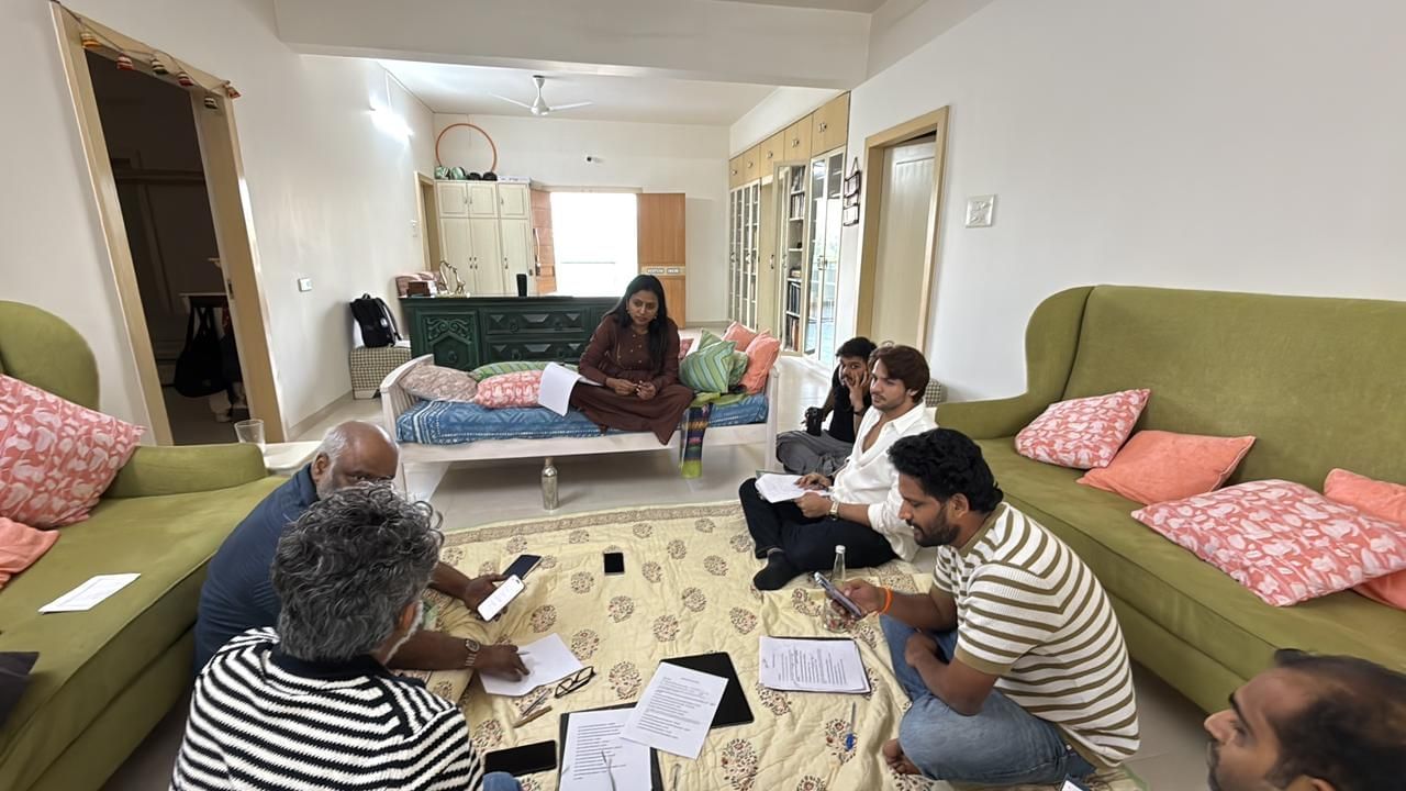 ಇದೀಗ ರಾಜಮೌಳಿಯ ಹೊಸ ಸಿನಿಮಾ ‘ಗ್ಲೋಬಲ್ ಟ್ರೋಟೆರ್’ನ ಇವೆಂಟ್​​ ನಡೆಯಲಿದ್ದು, ರಾಜಮೌಳಿ ತಾವೇ ಖುದ್ದು ಮುಂದೆ ನಿಂತು ಕಾರ್ಯಕ್ರಮದ ಎಲ್ಲ ವಿಭಾಗಗಳ ಮೇಲ್ವಿಚಾರಣೆ ಮತ್ತು ನಿರ್ದೇಶನ ಮಾಡುತ್ತಿದ್ದಾರೆ.