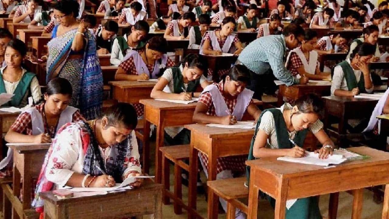 ಶೈಕ್ಷಣಿಕ ಅವಧಿ ಕಡಿಮೆ: SSLC ಪರೀಕ್ಷೆಗೆ ಬ್ಲೂಪ್ರಿಂಟ್ ಸಿದ್ಧ, ಉತ್ತೀರ್ಣ ನಿಯಮದಲ್ಲಿ ಬದಲಾವಣೆ ಶೈಕ್ಷಣಿಕ ಅವಧಿ ಕಡಿಮೆ: SSLC ಪರೀಕ್ಷೆಗೆ ಬ್ಲೂಪ್ರಿಂಟ್ ಸಿದ್ಧ, ಉತ್ತೀರ್ಣ ನಿಯಮದಲ್ಲಿ ಬದಲಾವಣೆ