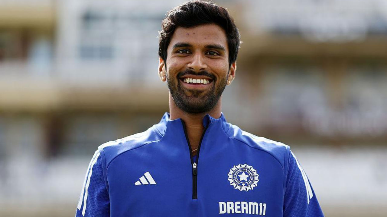 ವಾಷಿಂಗ್ಟನ್ ಸುಂದರ್ ಇತ್ತೀಚಿನ ದಿನಗಳಲ್ಲಿ ಅದ್ಭುತ ಪ್ರದರ್ಶನ ನೀಡುತ್ತಿದ್ದಾರೆ. ಇಂಗ್ಲೆಂಡ್ ಪ್ರವಾಸದಲೂ ಮಿಂಚಿದ್ದ ಸುಂದರ್, ಪ್ರಸ್ತುತ ಮೂರು ಸ್ವರೂಪಗಳಲ್ಲಿ ಟೀಂ ಇಂಡಿಯಾದ ಭಾಗವಾಗಿದ್ದಾರೆ. ನವೆಂಬರ್ 14 ರಿಂದ ಪ್ರಾರಂಭವಾಗುವ ದಕ್ಷಿಣ ಆಫ್ರಿಕಾ ವಿರುದ್ಧದ ಟೆಸ್ಟ್ ಸರಣಿಗೆ ಸುಂದರ್ ಅವರನ್ನು ಭಾರತ ತಂಡದಲ್ಲೂ ಆಯ್ಕೆ ಮಾಡಲಾಗಿದೆ.