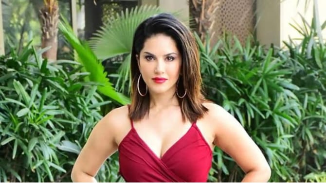 ಹೊಲಕ್ಕೆ ದೃಷ್ಟಿಯಾಗಬಾರದೆಂದು ಸನ್ನಿ ಲಿಯೋನ್ ಫೋಟೋ ಇಟ್ಟ ರೈತ!