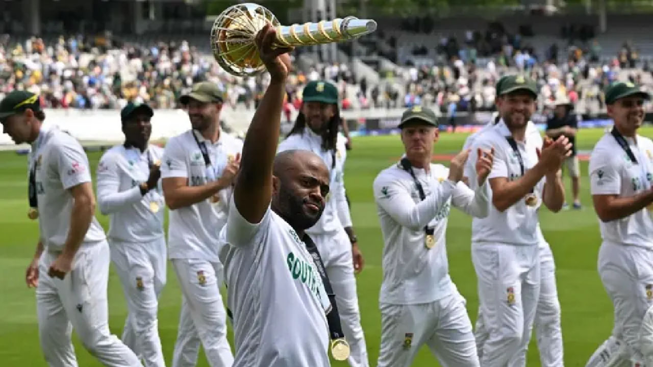 ಟೆಂಬಾ ಬವುಮಾ ಮುಂದಾಳತ್ವದಲ್ಲಿ ಈವರೆಗೆ 11 ಟೆಸ್ಟ್ ಪಂದ್ಯಗಳನ್ನಾಡಿರುವ ಸೌತ್ ಆಫ್ರಿಕಾ ತಂಡವು 10 ಗೆಲುವು ಹಾಗೂ 1 ಡ್ರಾ ಸಾಧಿಸಿದೆ. ಅಂದರೆ ಮೊದಲ 11 ಪಂದ್ಯಗಳಲ್ಲಿ ಬವುಮಾ ಸೋಲಿನ ರುಚಿಯೇ ನೋಡಿಲ್ಲ. ಹೀಗೆ ಸೋಲಿಲ್ಲದ ಸರದಾರನಾಗಿ ಟೆಸ್ಟ್ ಇತಿಹಾಸದಲ್ಲಿ ಮೊದಲ 10 ಗೆಲುವು ಕಂಡ ವಿಶ್ವದ ಏಕೈಕ ಕ್ಯಾಪ್ಟನ್ ಎಂಬ ವಿಶ್ವ ದಾಖಲೆಯನ್ನು ಟೆಂಬಾ ಬವುಮಾ ನಿರ್ಮಿಸಿದ್ದಾರೆ.